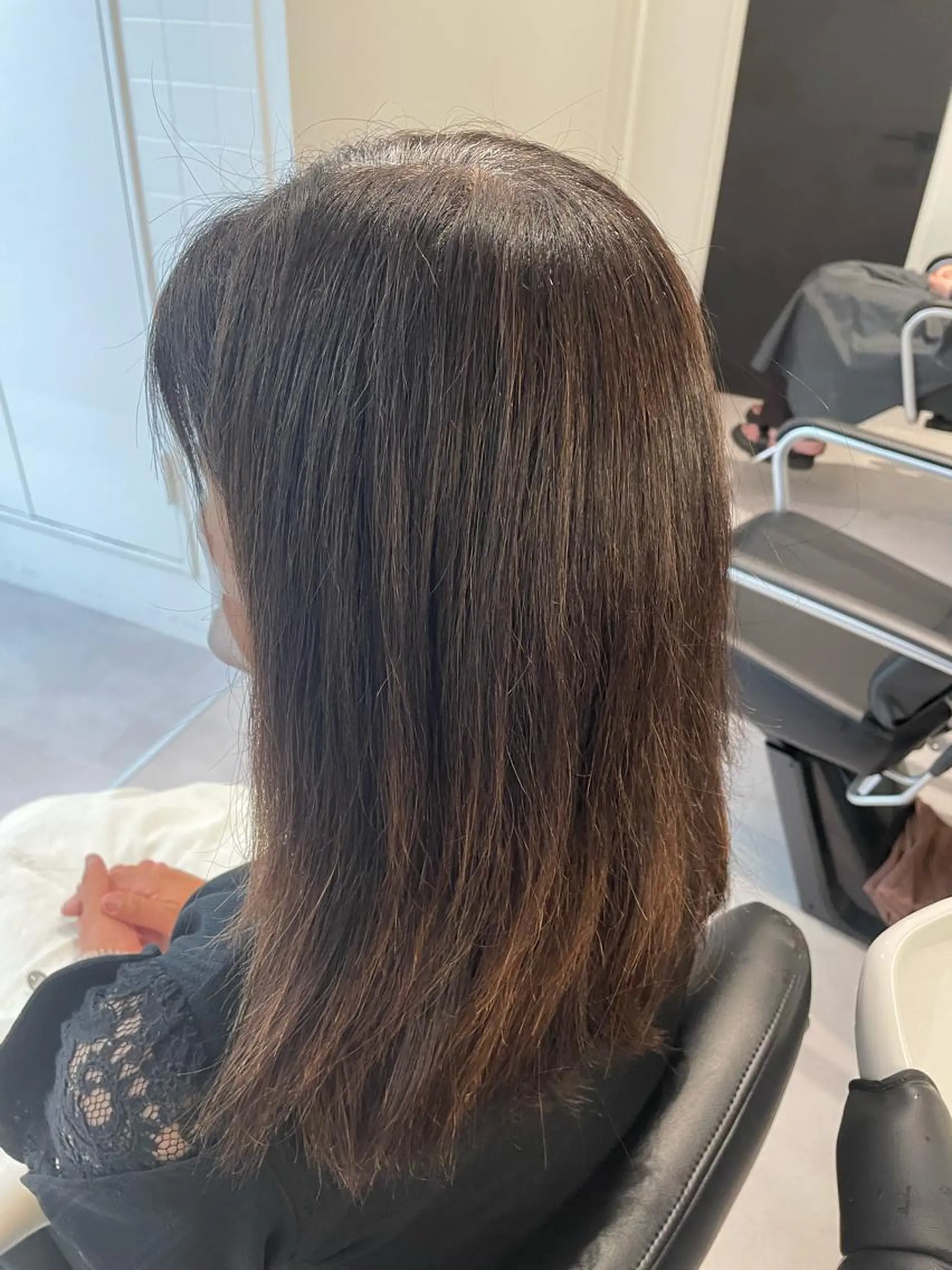 セミロング パーマ 髪質改善 レイヤーカット 縮毛矯正 カット 縮毛矯正 髪質改善× 白髪ぼかし溝江のヘアスタイル