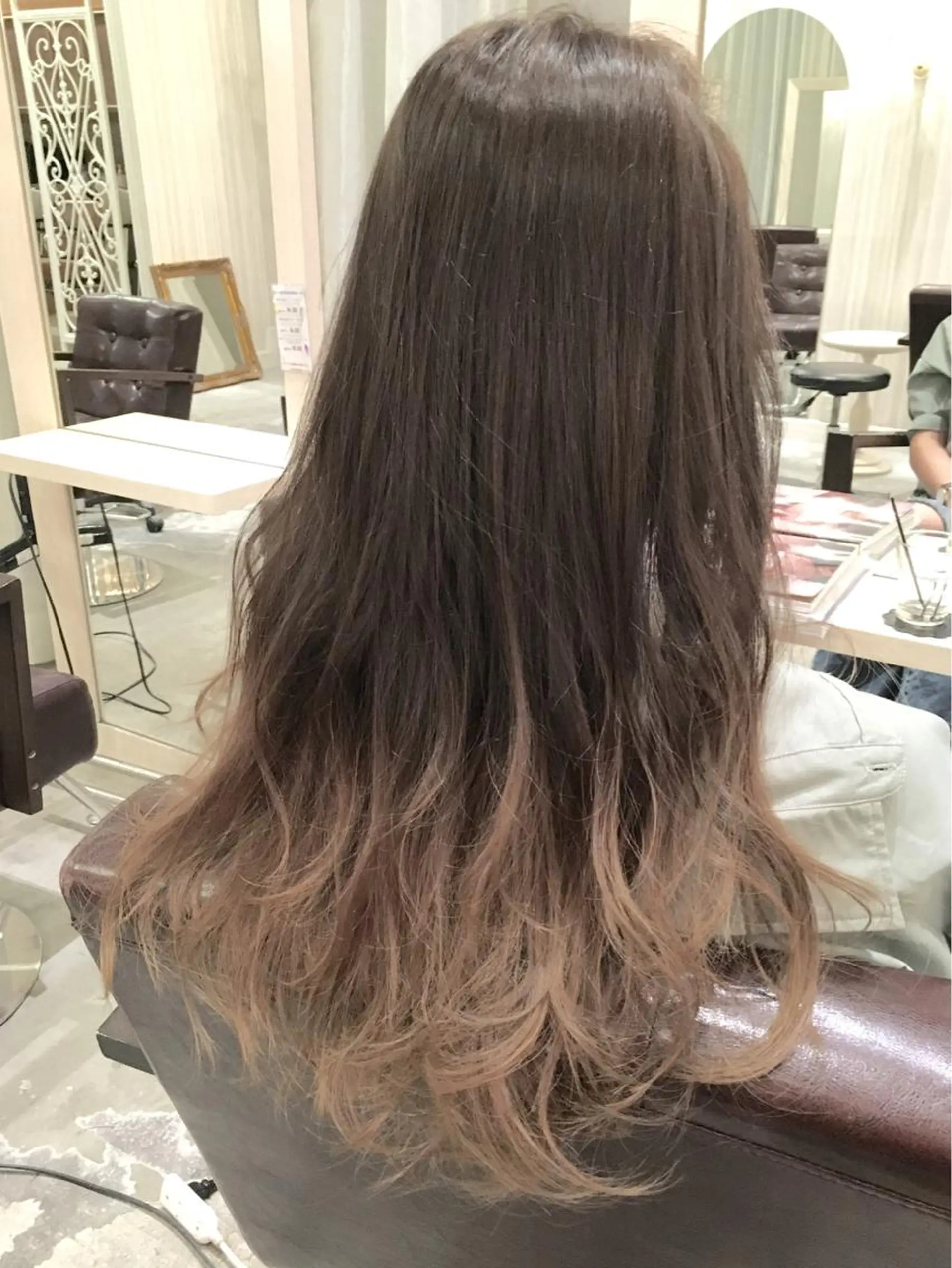 ミディアム セミロング ロング カラー パーマ アッシュ アッシュグレー アッシュグレージュ グラデーションカラー グレージュ 髪質改善//縮毛矯正 This表参道のヘアスタイル