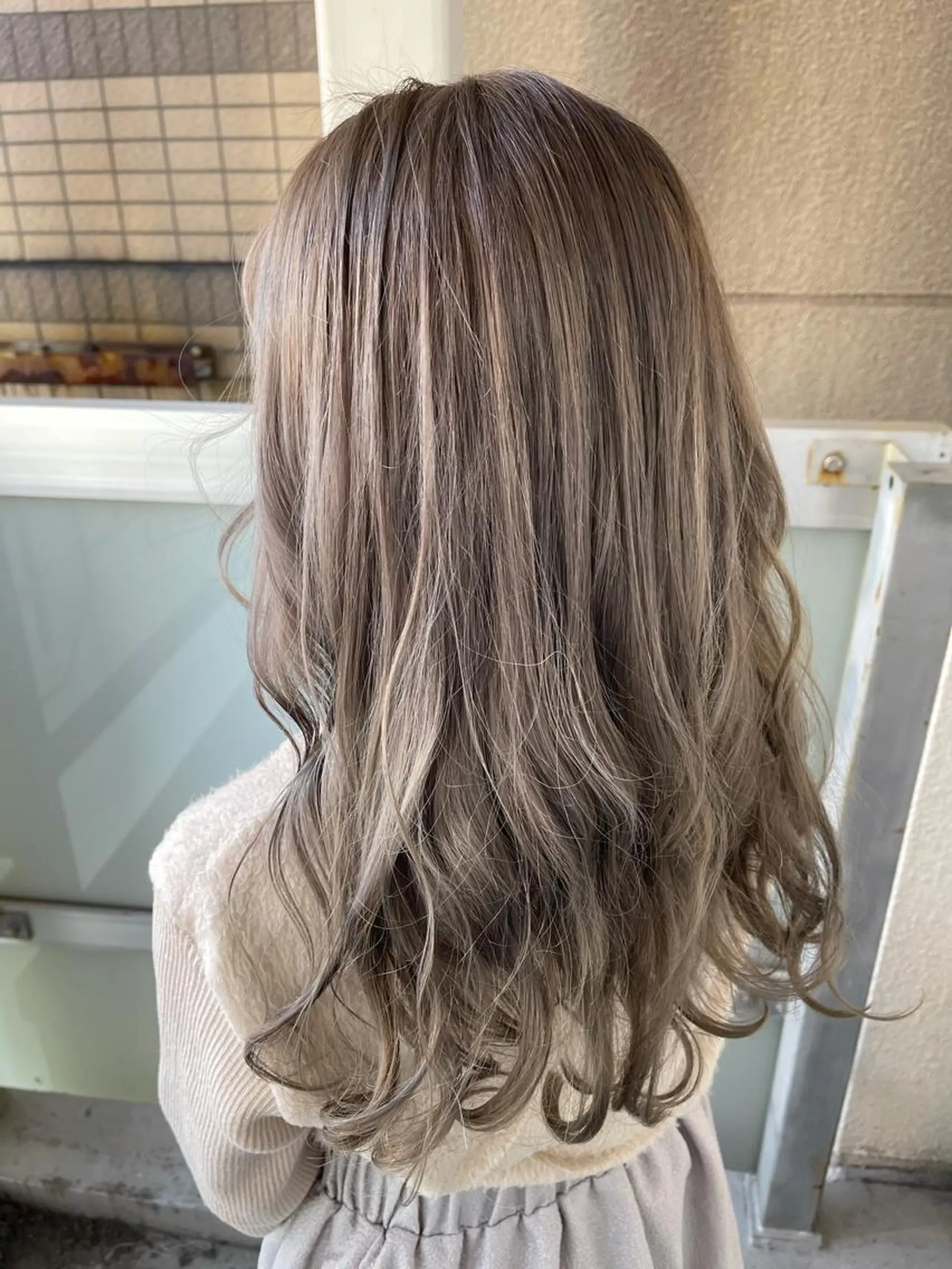 ロング カラー 岩谷/ブリーチ 🪽透明感カラーのヘアスタイル