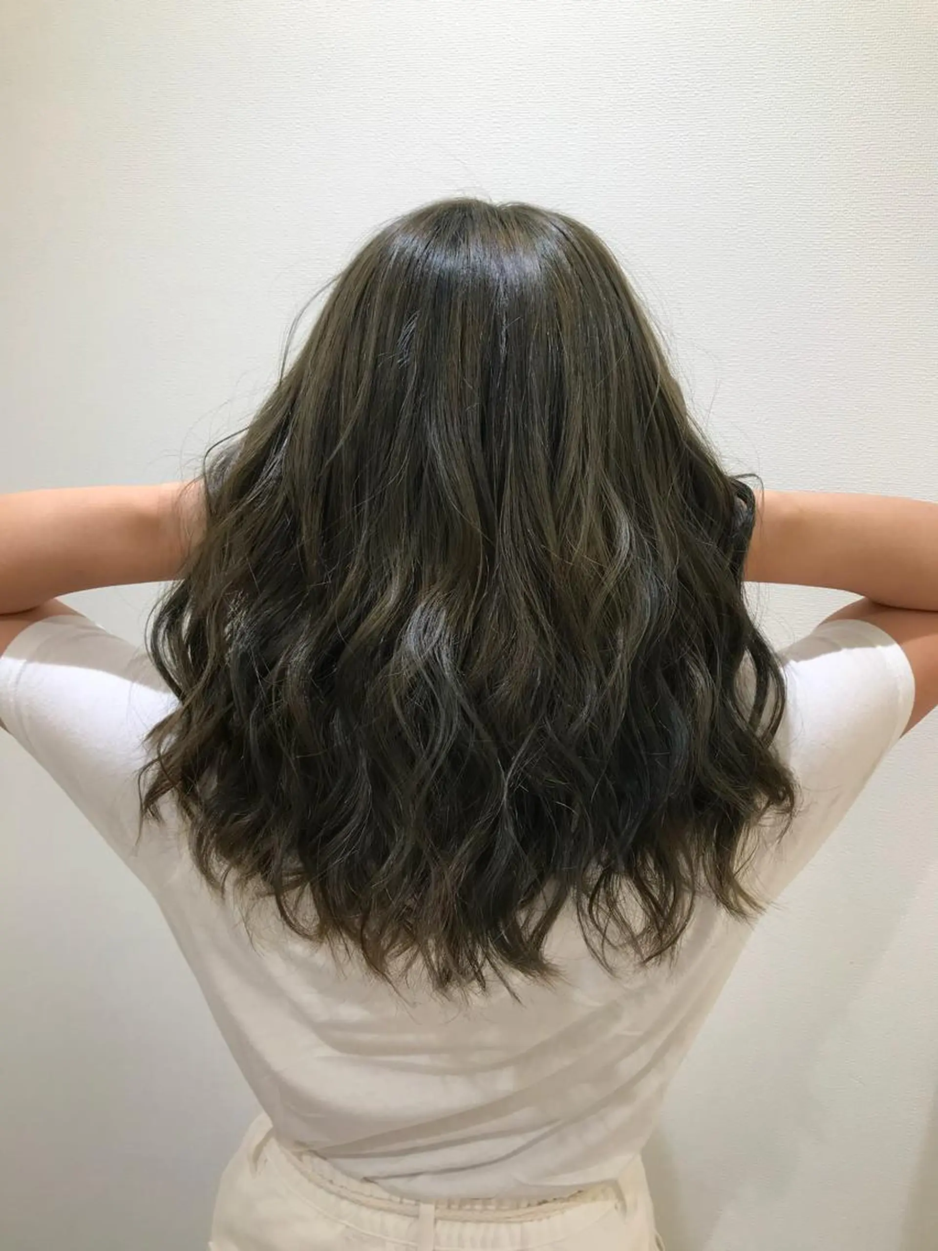 セミロング カラー グレージュ カーキグレージュ 清藤綾/脱白髪染め 白髪ぼかしハイライトのヘアスタイル