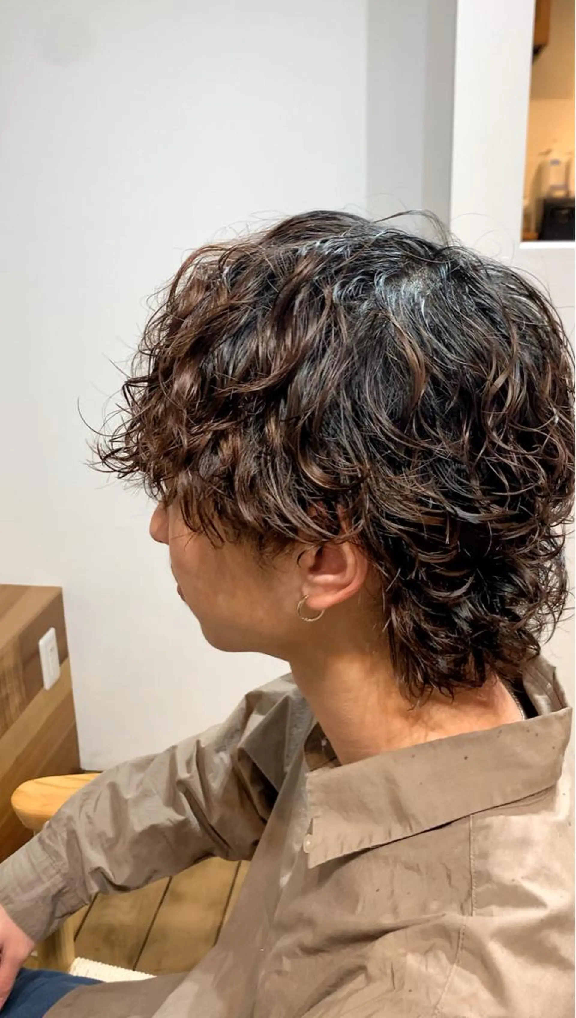 ショート パーマ メンズ メンズブリーチ センターパート フェードカット メンズハイライト メンズハイトーン メンズStylist 山根慧のヘアスタイル
