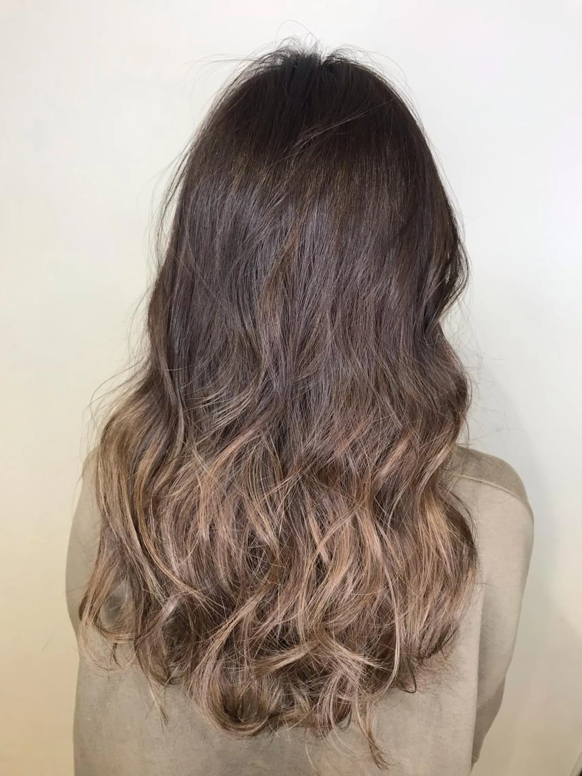 セミロング カラー ブリーチ ケアブリーチ グラデーションカラー ハイライトカラー イルミナカラー 髪質改善カラー韓国風 レイヤーtudaのヘアスタイル