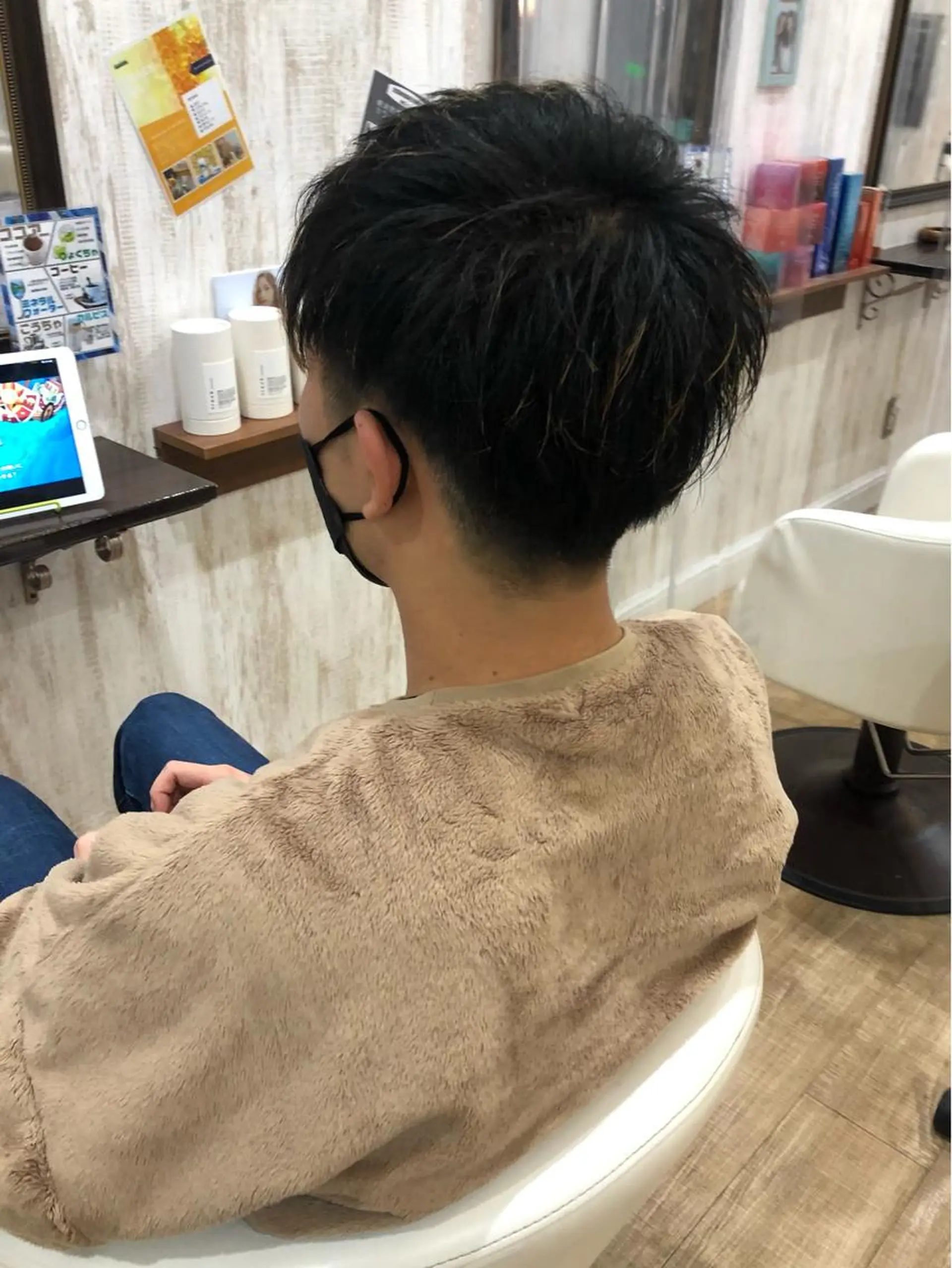 メンズ white.梅田 デザインカラー🦄のヘアスタイル