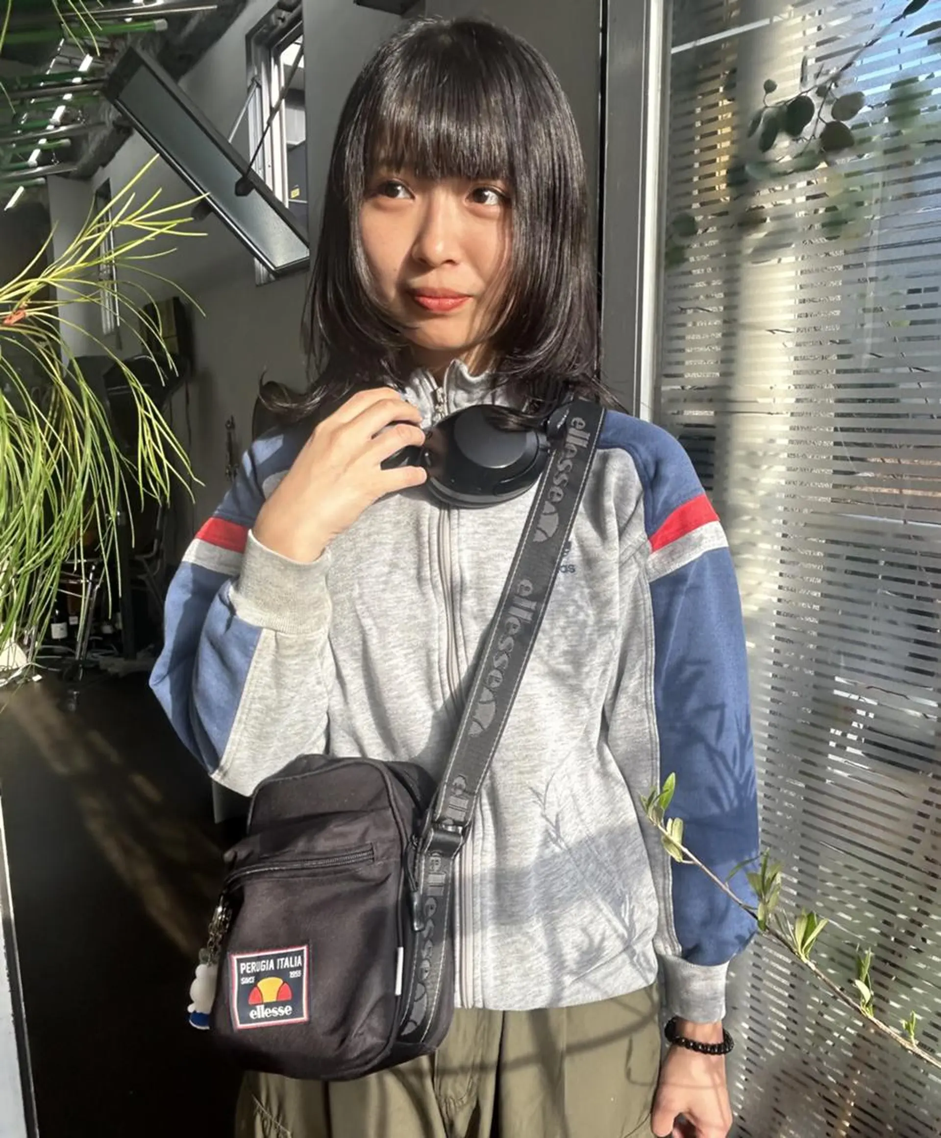 ミディアム カラー レイヤーカット ヘアカラー トリートメント qiie リタッチ 黒染め　ワンカラーのヘアスタイル