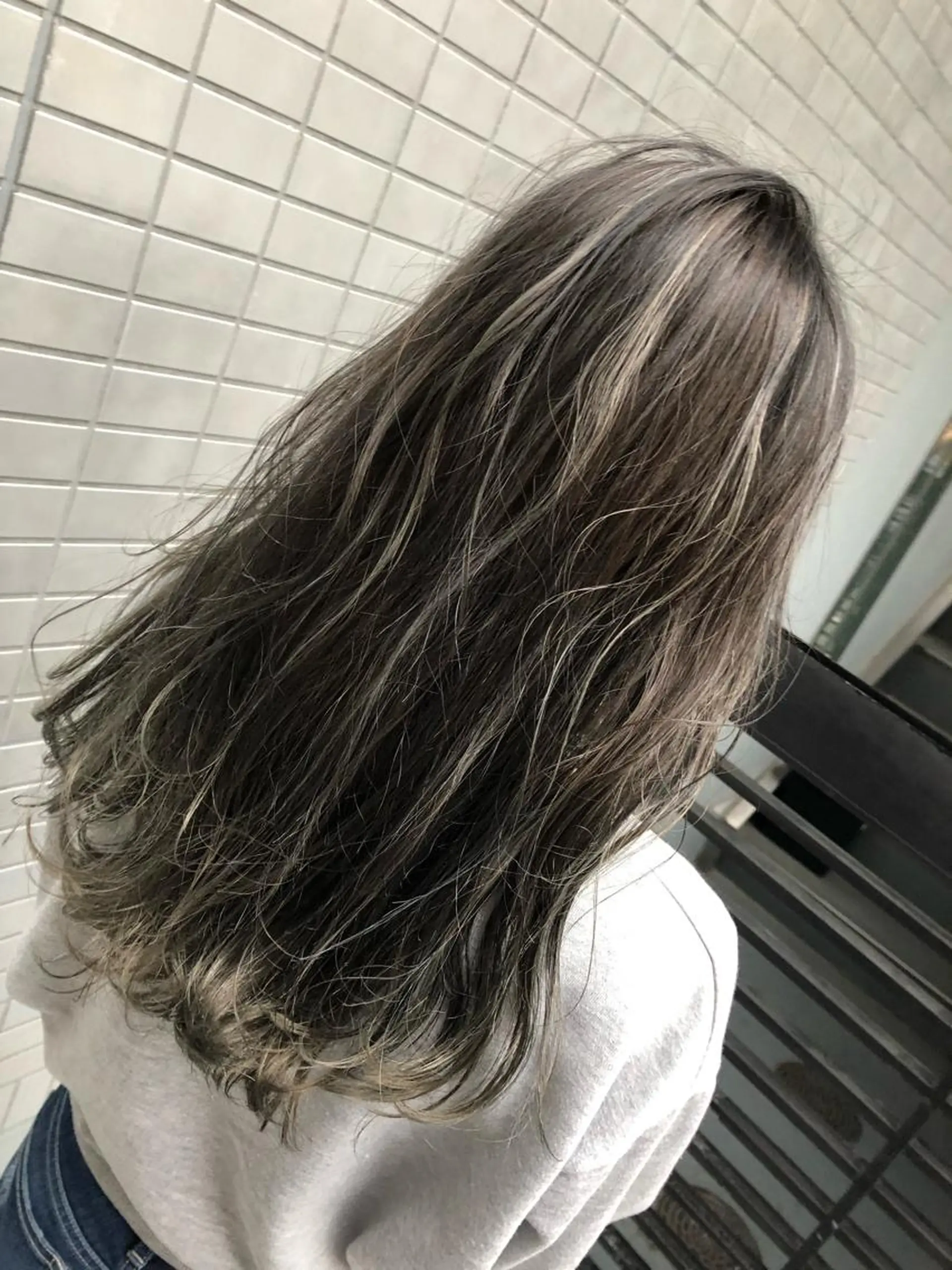 セミロング カラー ブリーチ グレージュ ハイライトカラー ハイライト ヘアカラー PSY(サイ)池袋 金田尚久🎨のヘアスタイル