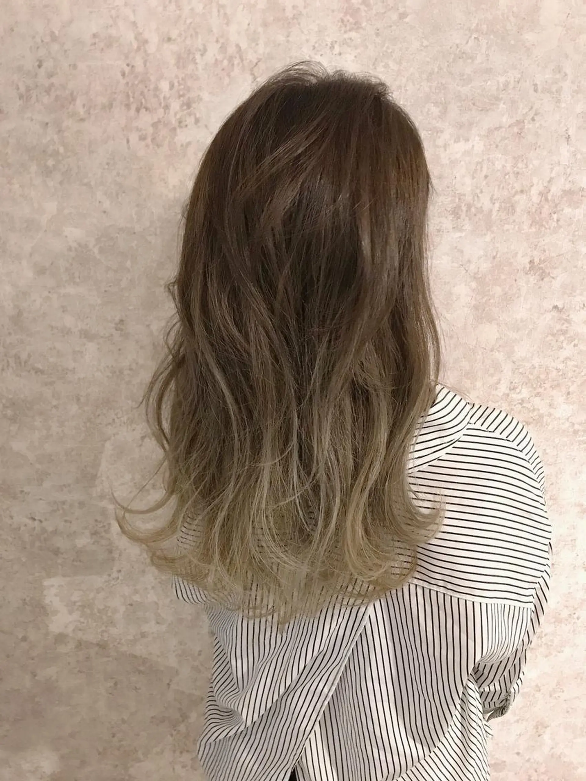 ミディアム カラー パーマ バレイヤージュ ブルーカラー ブルージュ グラデーションカラー ハイライトカラー ヘアカラー 磧本 祐里恵のヘアスタイル