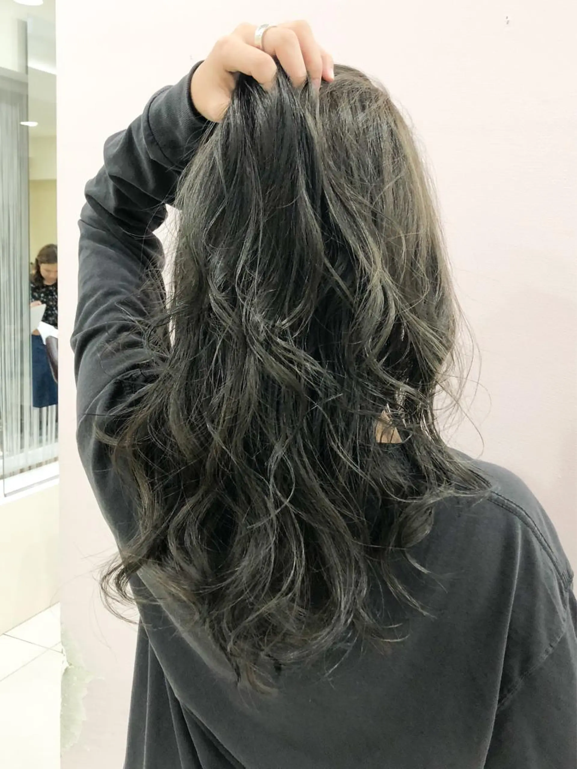 ロング カラー アッシュ ハイライトカラー ハイライト 秋野 睦実のヘアスタイル