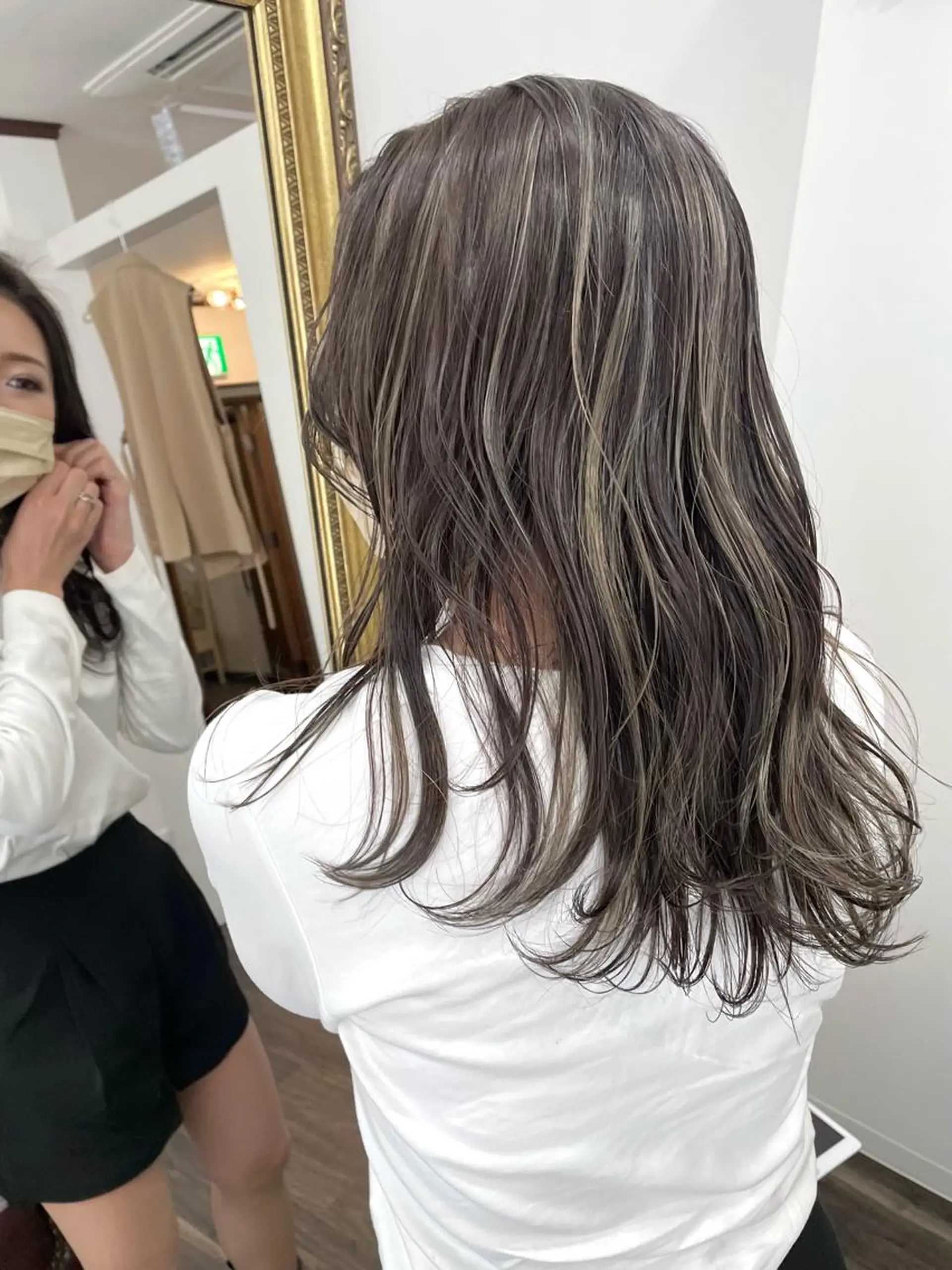 セミロング ハイライト ヘアカラー 中村 友美のヘアスタイル