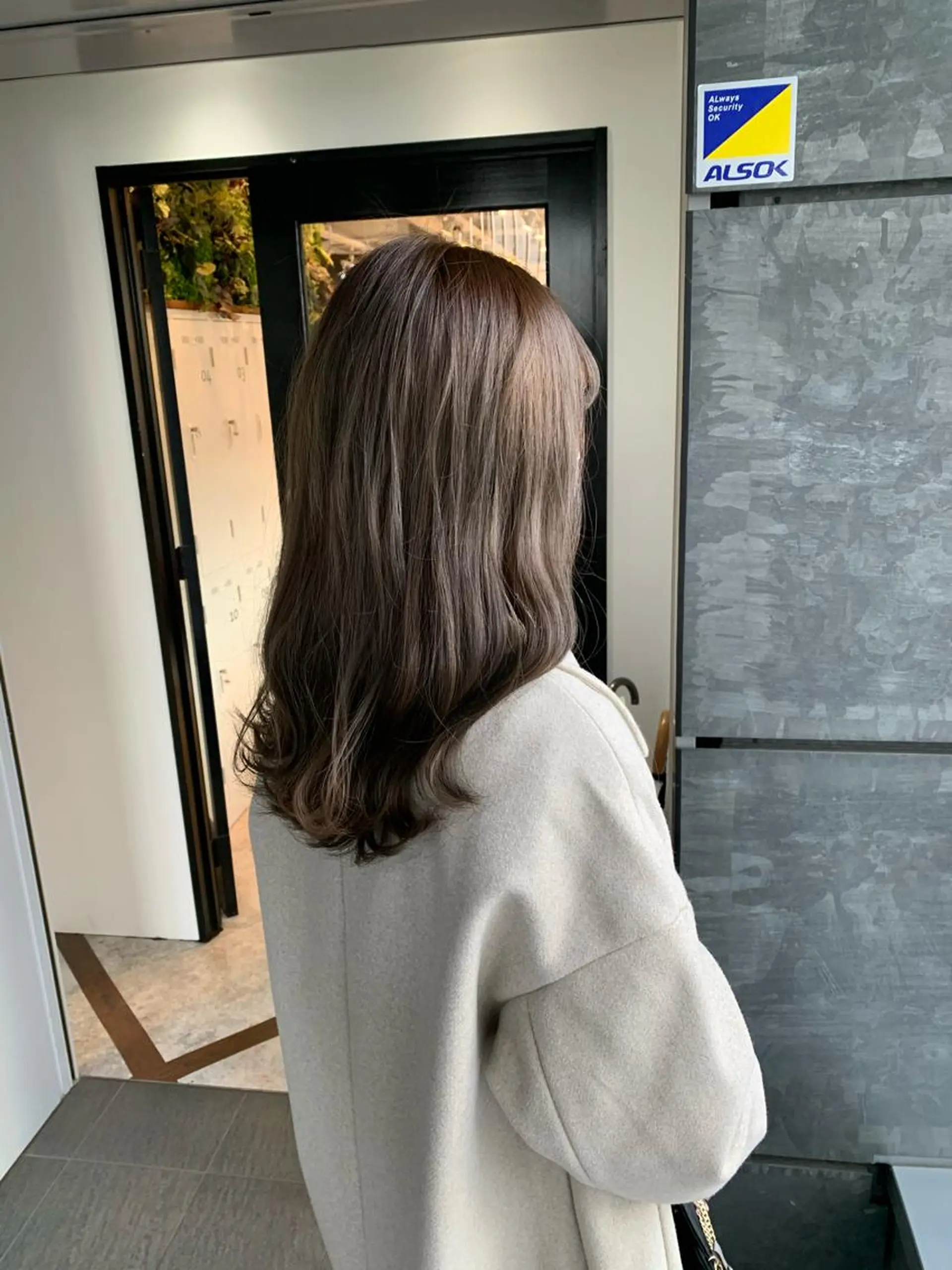 ロング カラー グレージュ ミルクティーグレージュ 髪質改善/白髪ぼかし KENTAのヘアスタイル