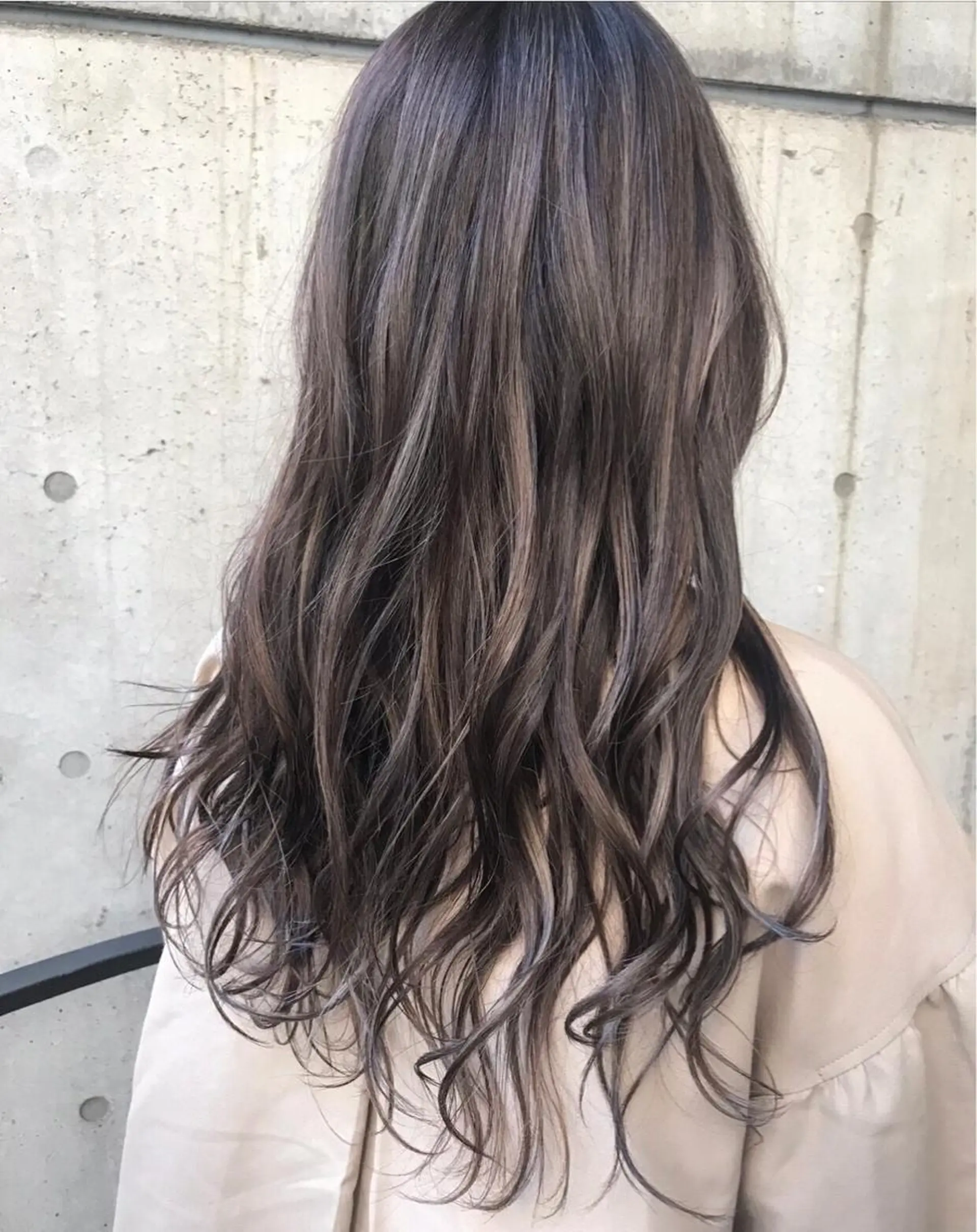 ロング カラー アッシュ ベージュカラー ブルーカラー グレージュ ハイトーンカラー ヘアカラー DX SHARE SALON SHIBUYA所属・AKI アキのヘアスタイル
