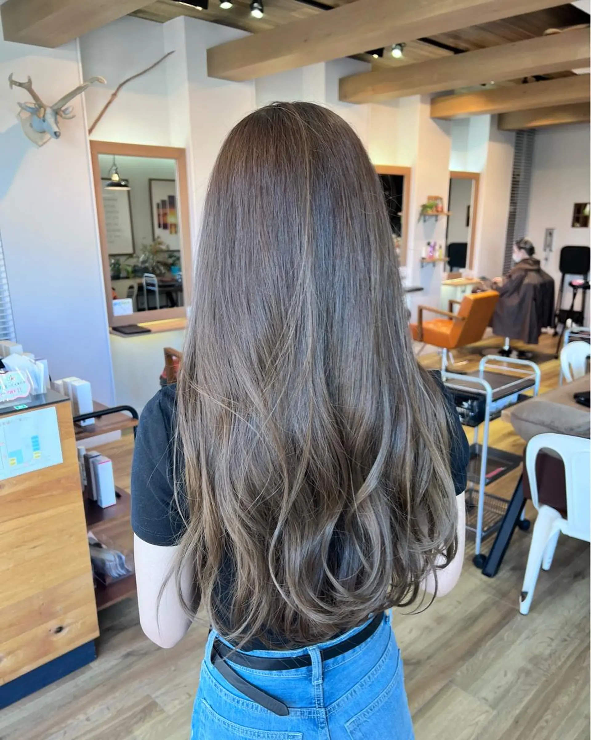 ロング カラー アッシュ ベージュカラー ヘアカラー トリートメント ツキダテ ユイのヘアスタイル