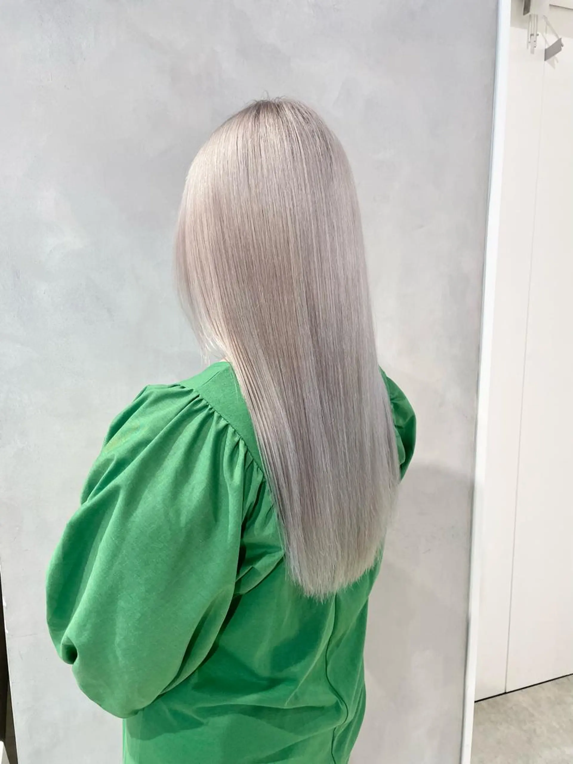 ロング カラー シルバー ホワイトシルバー ヘアカラー トリートメント ヘアセット ハイトーン×レイヤー ／遠藤将太のヘアスタイル