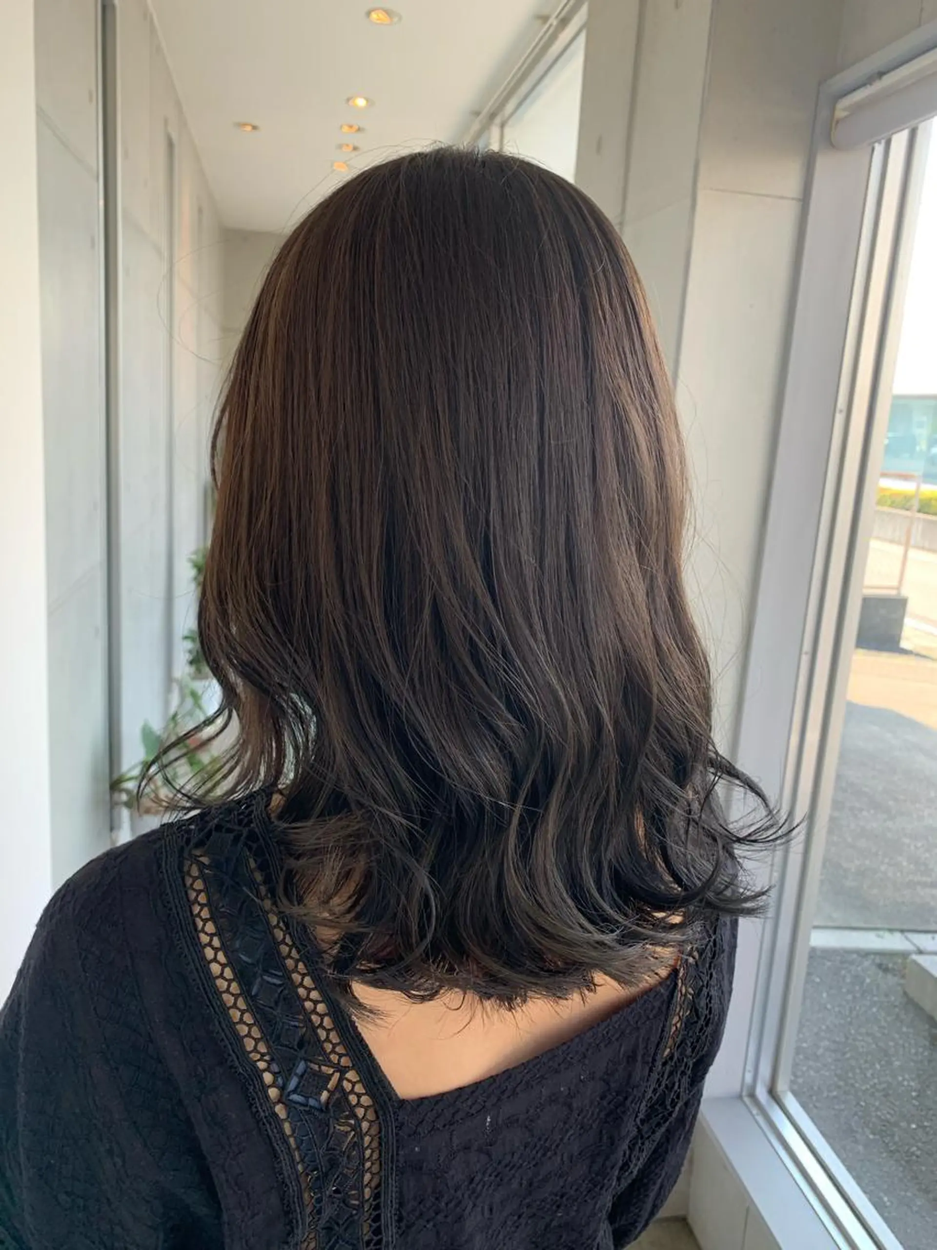 ミディアム アッシュ おせ ちさとのヘアスタイル
