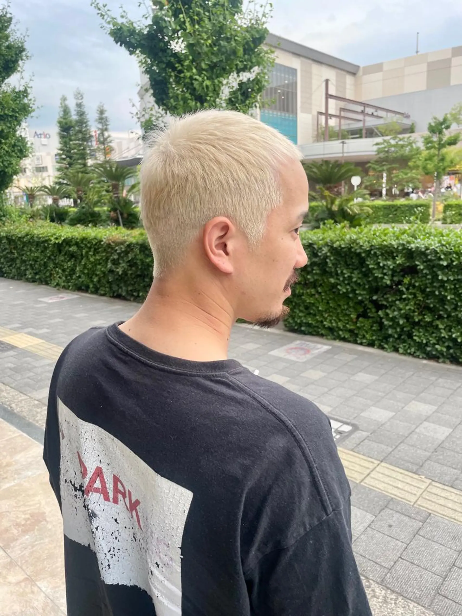 メンズ フェードカット メンズハイトーン スキンフェード 前田 菜奈子のヘアスタイル