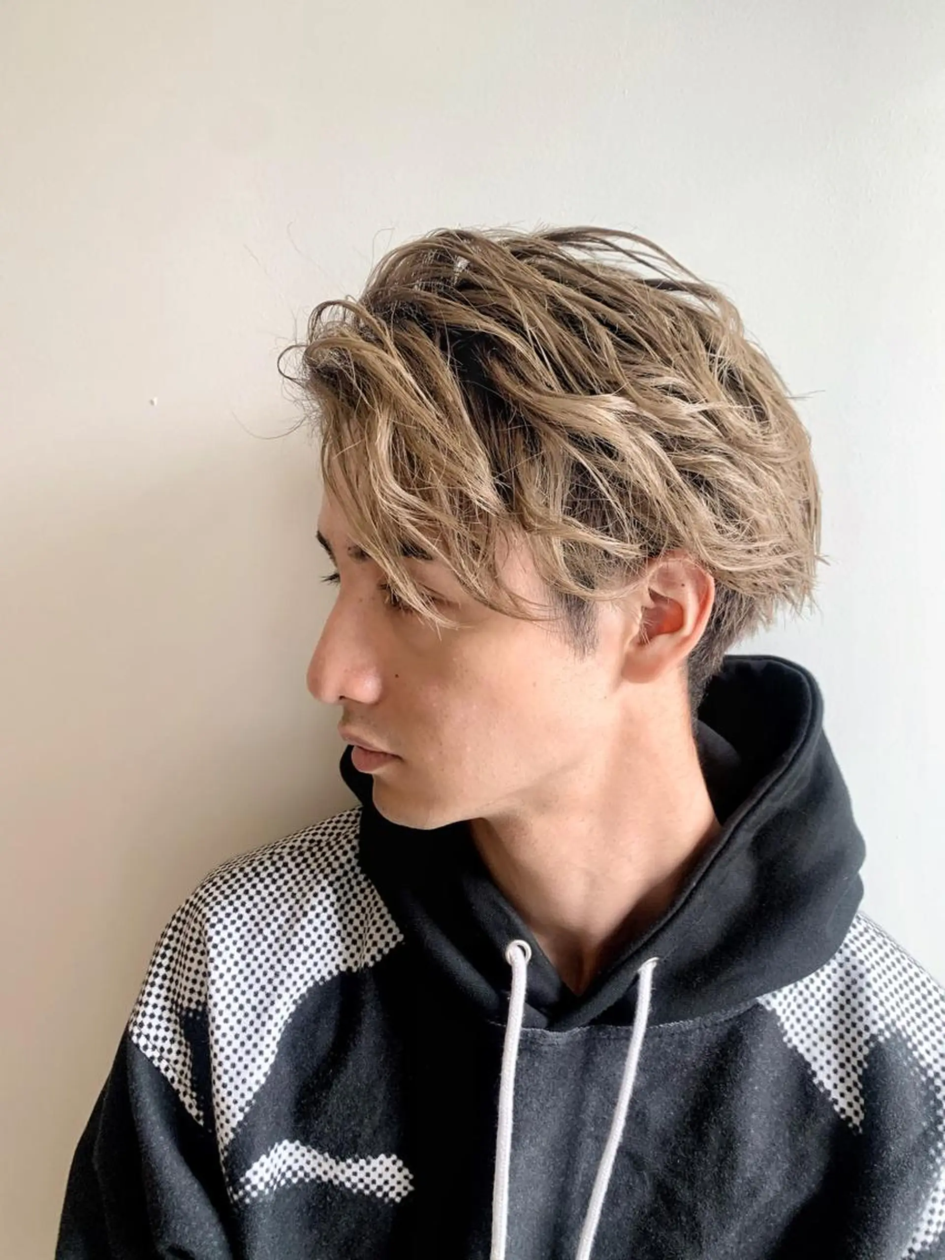 ミディアム パーマ メンズ ミディアムパーマ メンズブリーチ センターパート フェードカット メンズハイライト メンズStylist 山根慧のヘアスタイル