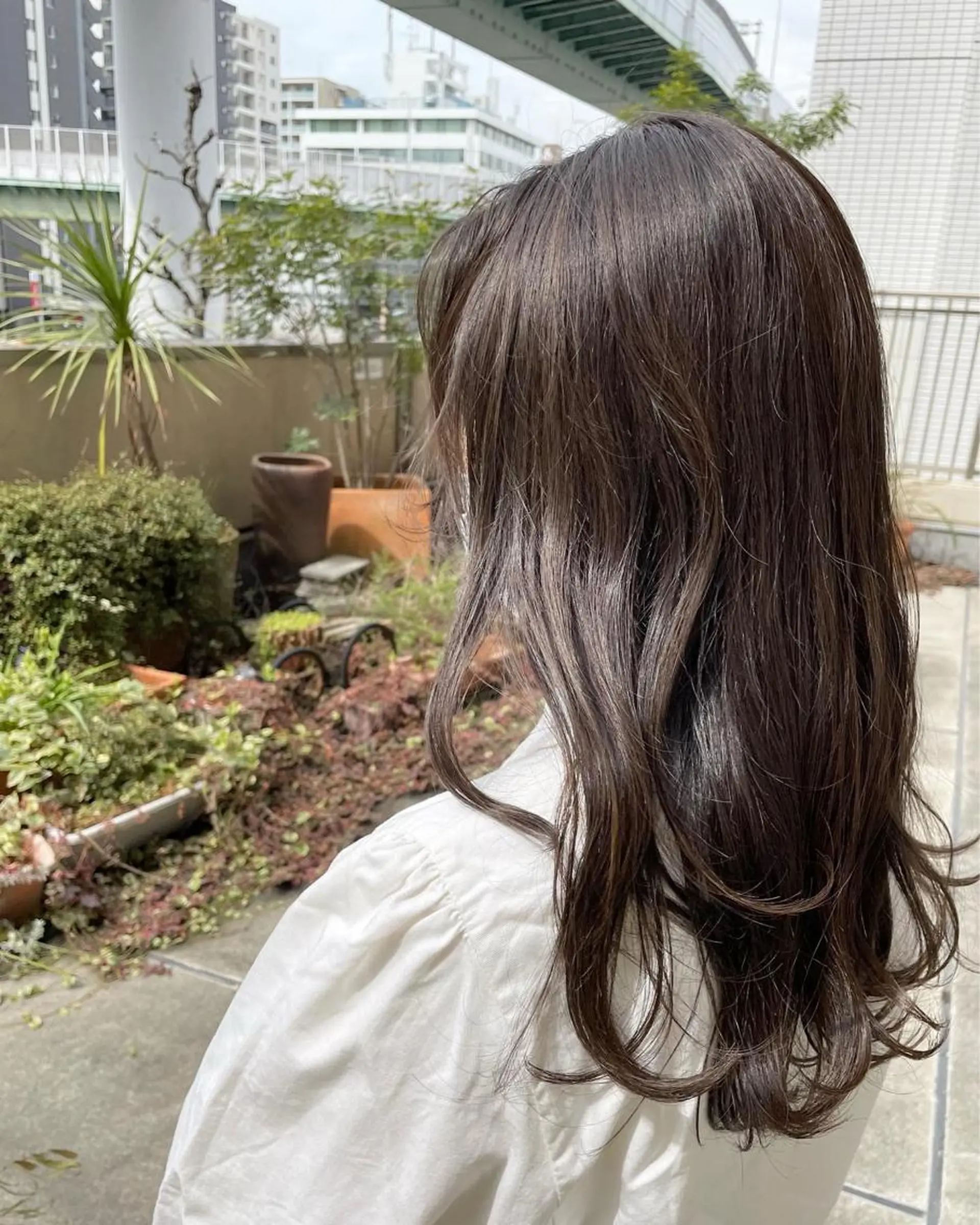 ロング カラー ハイライトカラー ハイライト Takanishi くすみベージュカラーのヘアスタイル