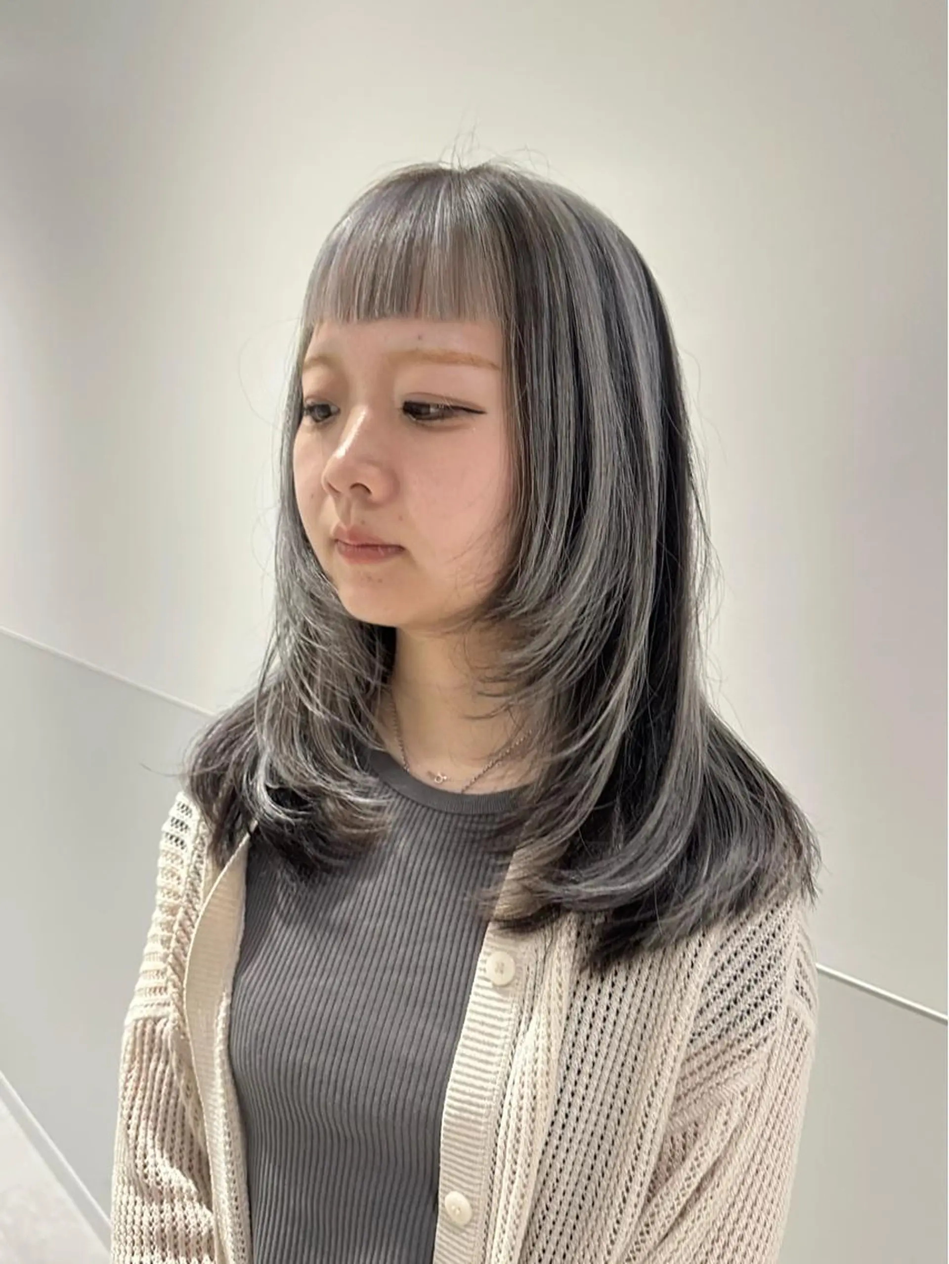 ミディアム カラー パーマ ヘアアレンジ メンズ キッズ ネイル マツエク・マツパ アイブロウ カット ヘアカラー 縮毛矯正 トリートメント ヘアセット 切りっぱなしヘアボブ ミディアムヘアRYOのヘアスタイル