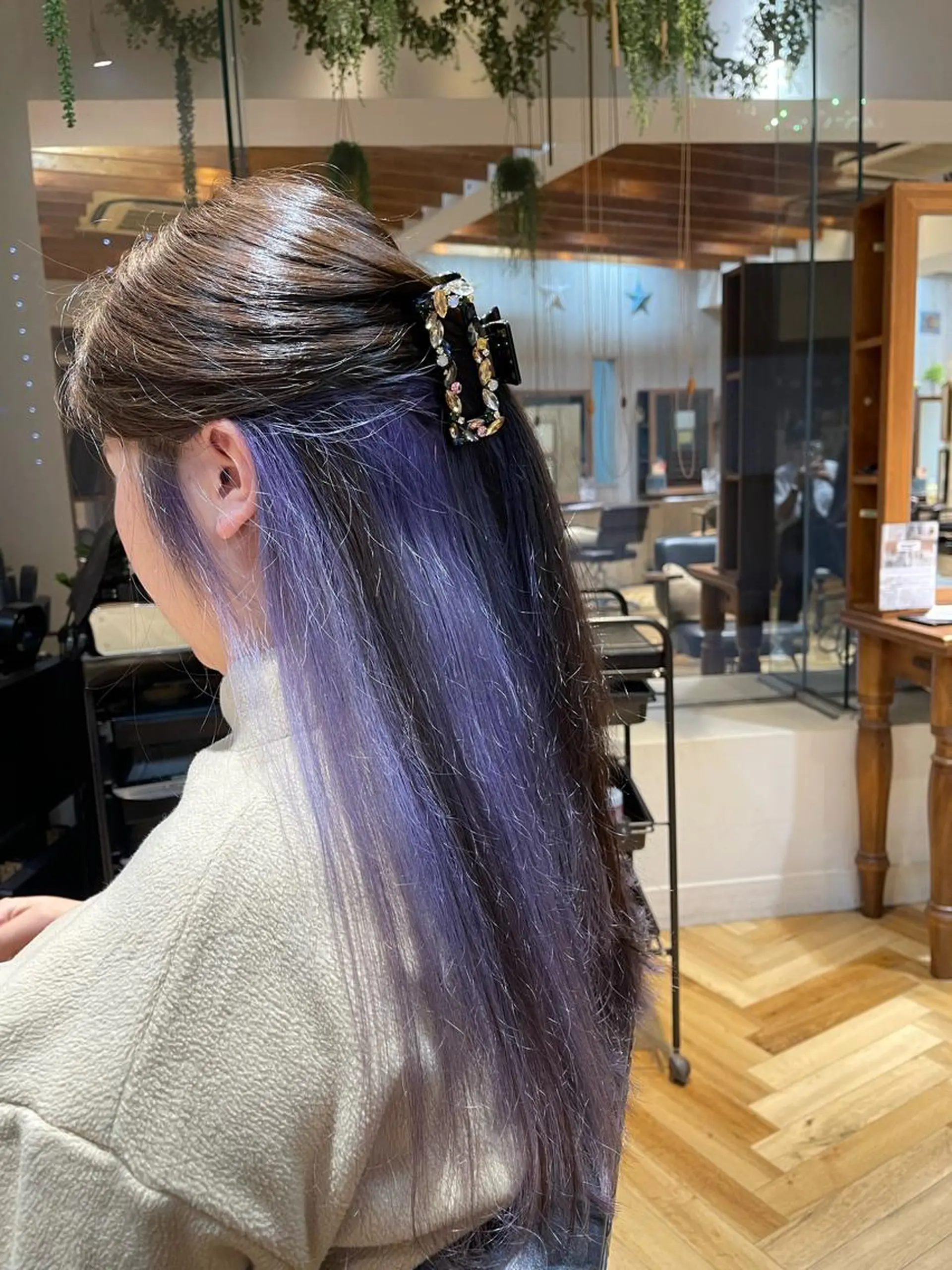 カラー バヤラー バイガルマーのヘアスタイル