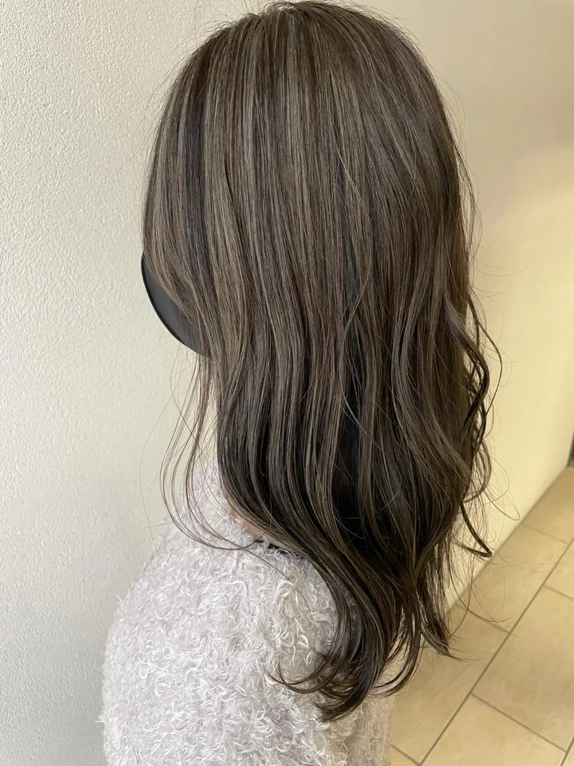 ロング カラー アッシュ アッシュグレー アッシュグレージュ ブリーチ グレージュ 沢田 瞳のヘアスタイル