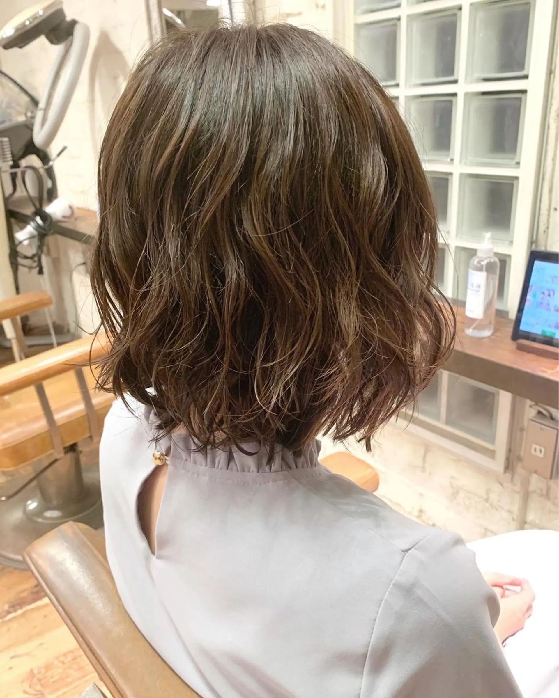 ショート カラー パーマ 切りっぱなしボブ 透明感カラー デザインカラー インナーカラー ボブ 銀座No.1髪質改善 縮毛矯正/本木のヘアスタイル