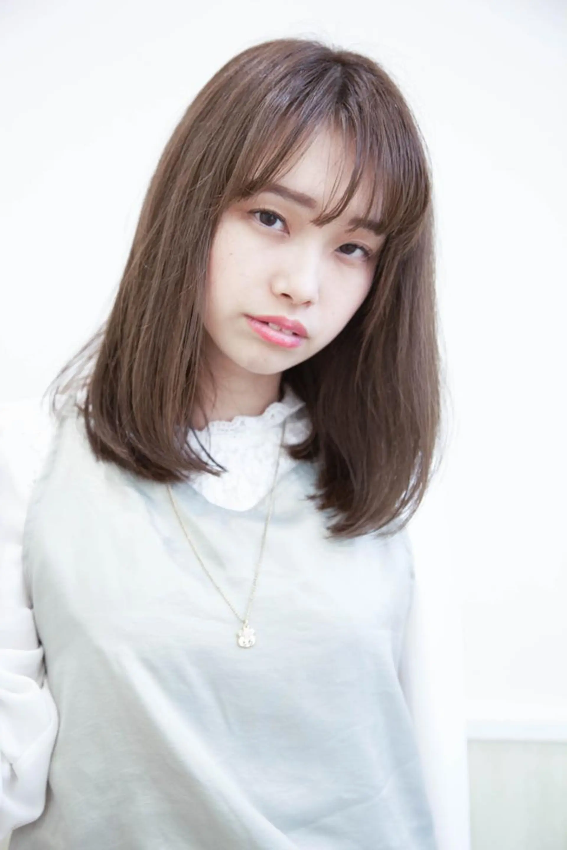 ミディアム HITOMI .のヘアスタイル