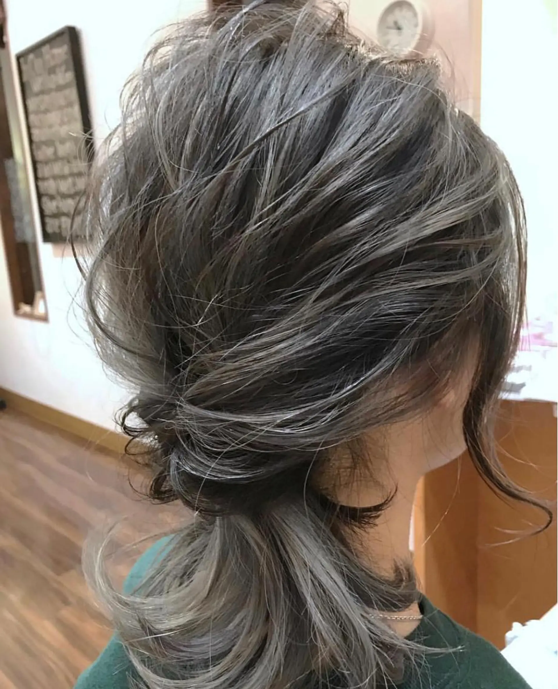 セミロング カラー ヘアアレンジ ハイライトカラー シルバー ハイライト 濱田 ヒデキのヘアスタイル