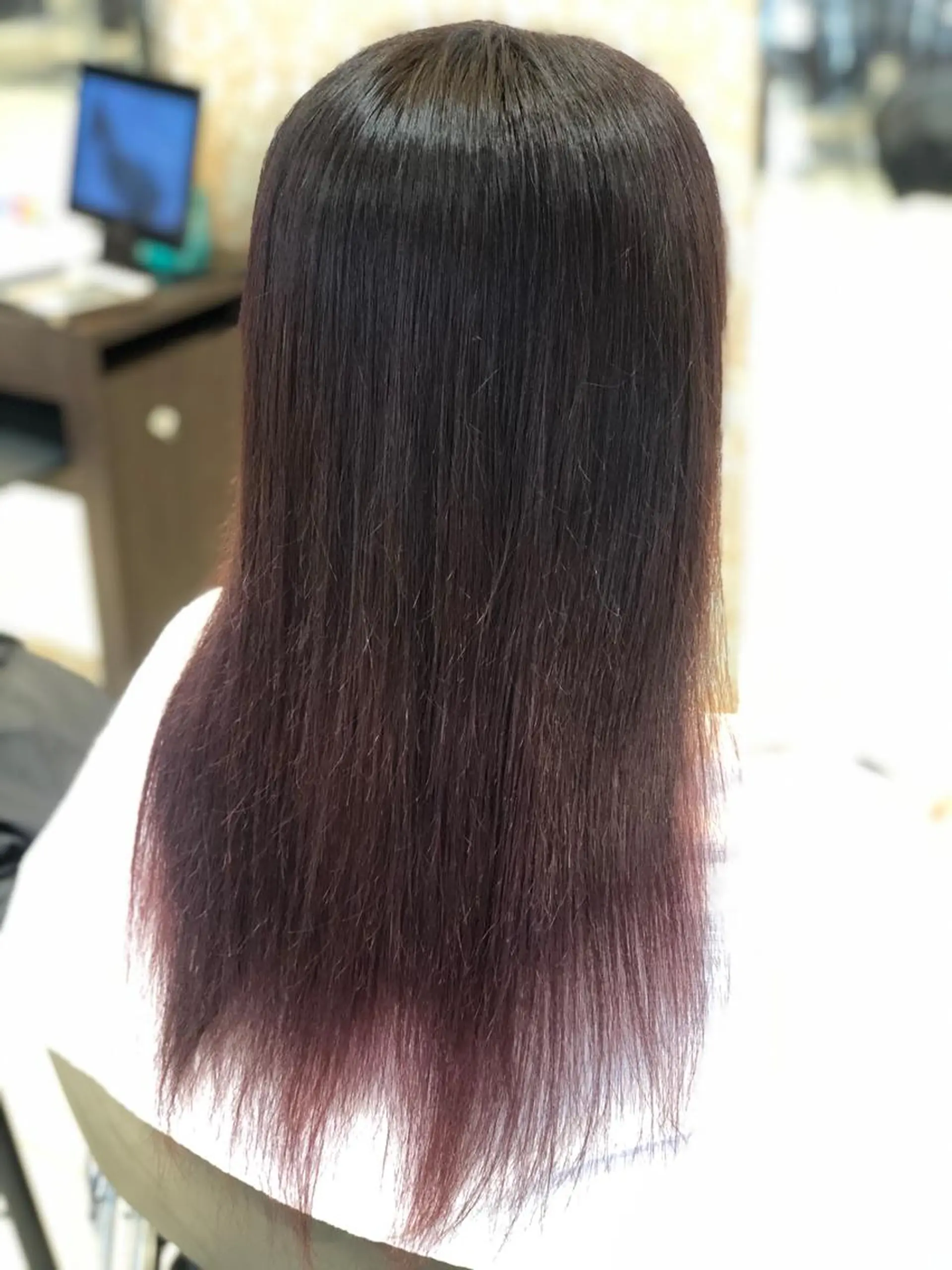 セミロング カラー グラデーションカラー ピンクカラー 嶌田 沙紀のヘアスタイル