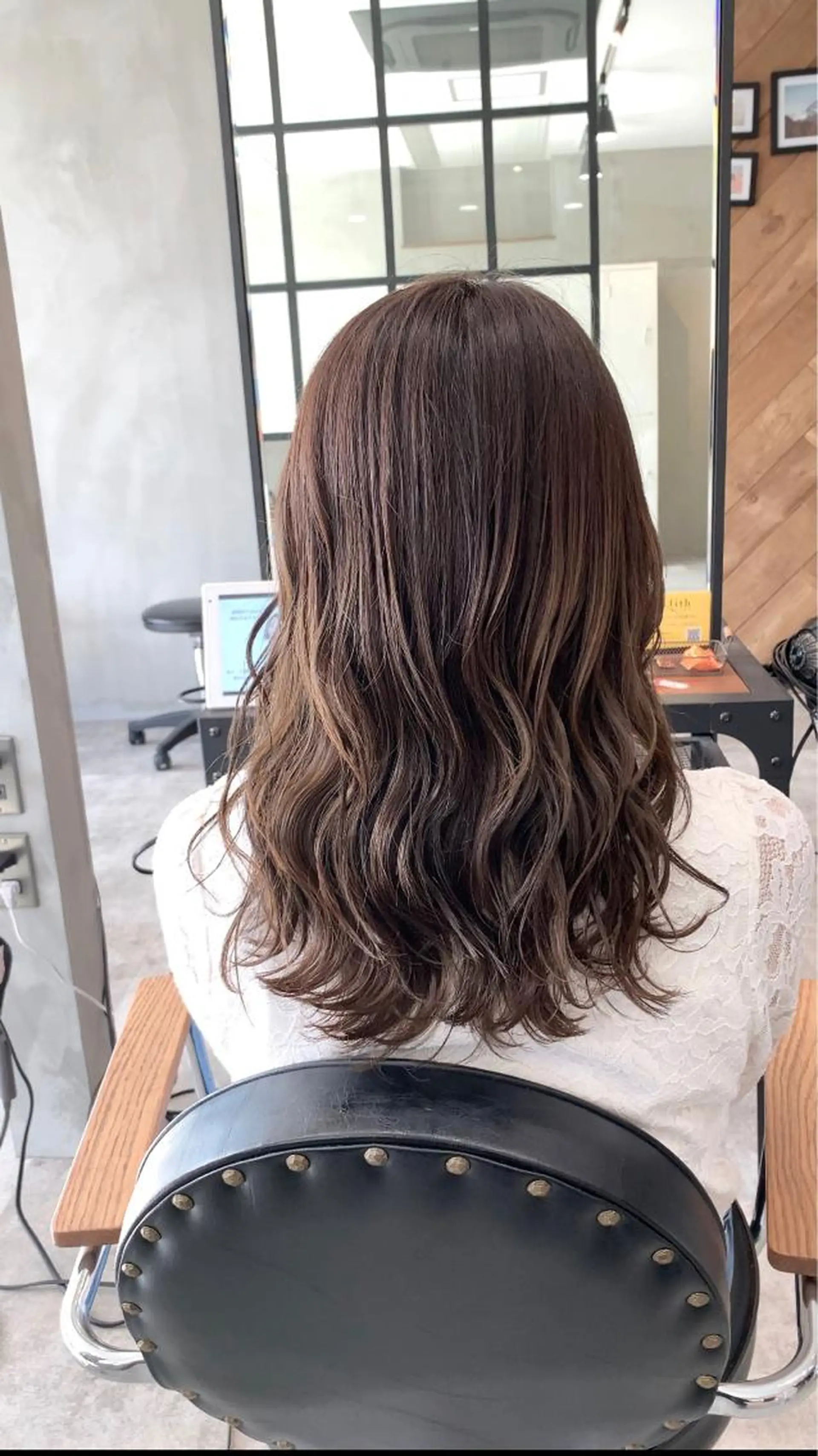 セミロング カラー リサ tonieのヘアスタイル