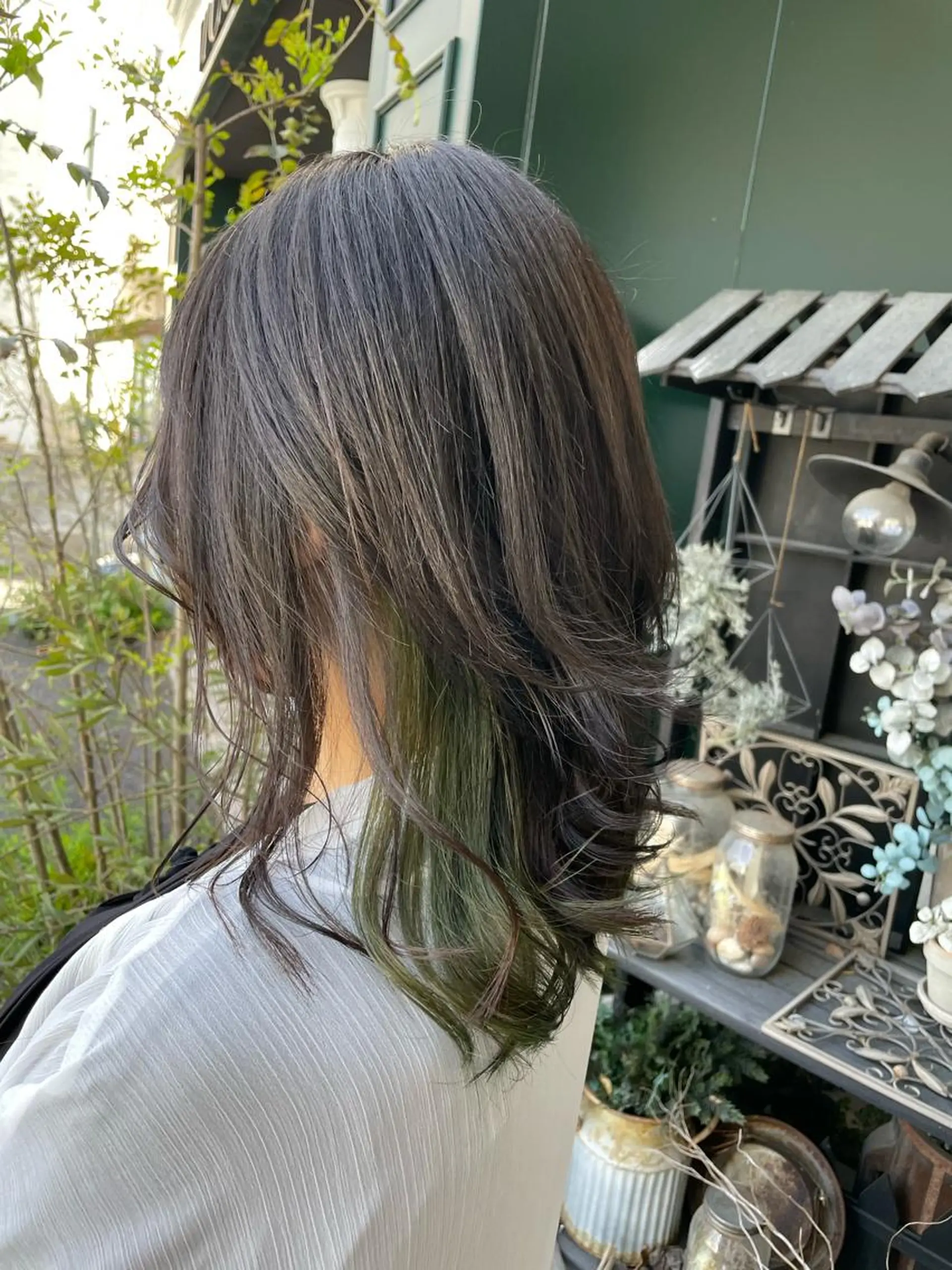 ミディアム カラー ブリーチ インナーカラー ウルフカット 山下 襟華のヘアスタイル