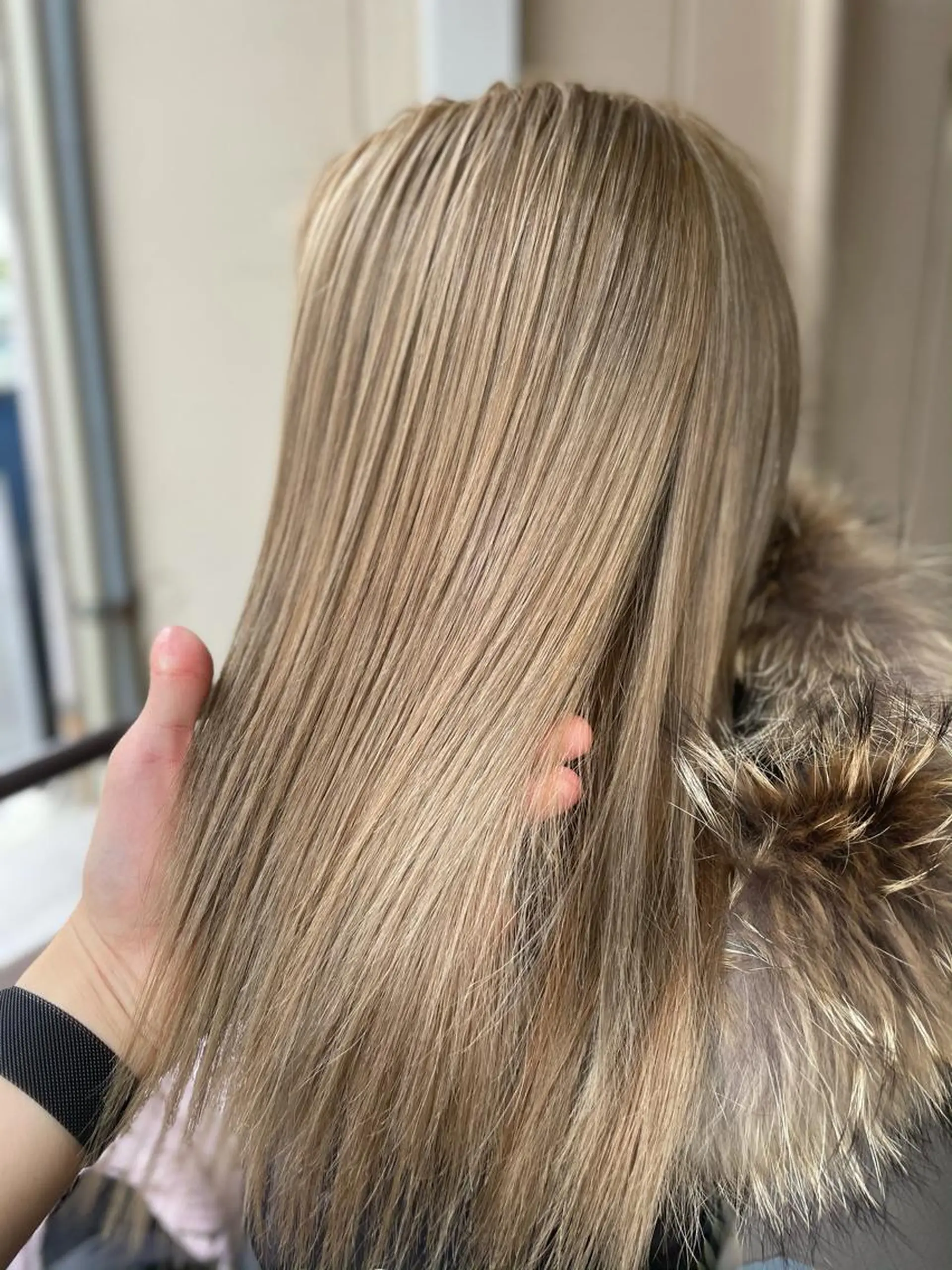 ミディアム カラー パーマ ヘアアレンジ メンズ キッズ ネイル マツエク・マツパ メンズブリーチ メンズインナーカラー メンズ韓国風 ブリーチ ケアブリーチ ヘアカラー トリートメント ヘアセット 切りっぱなしヘアボブ ミディアムヘアRYOのヘアスタイル