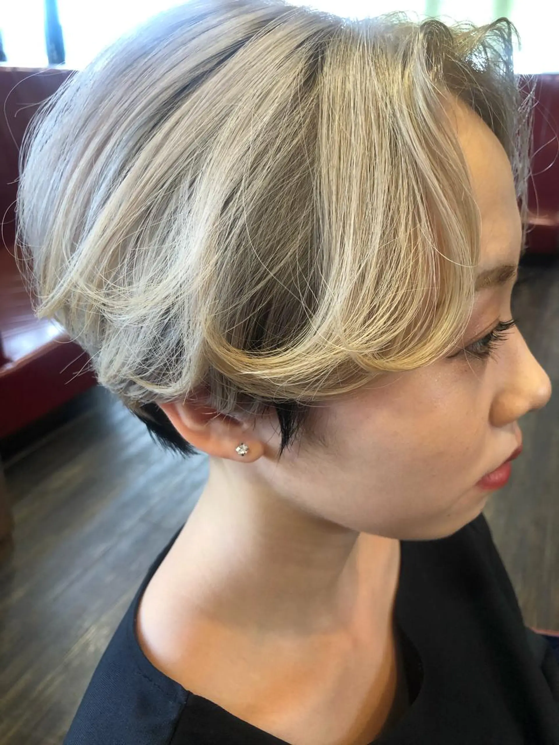 ショート カラー ブロンド ホワイトブロンド カット ヘアカラー 西本 夏美のヘアスタイル