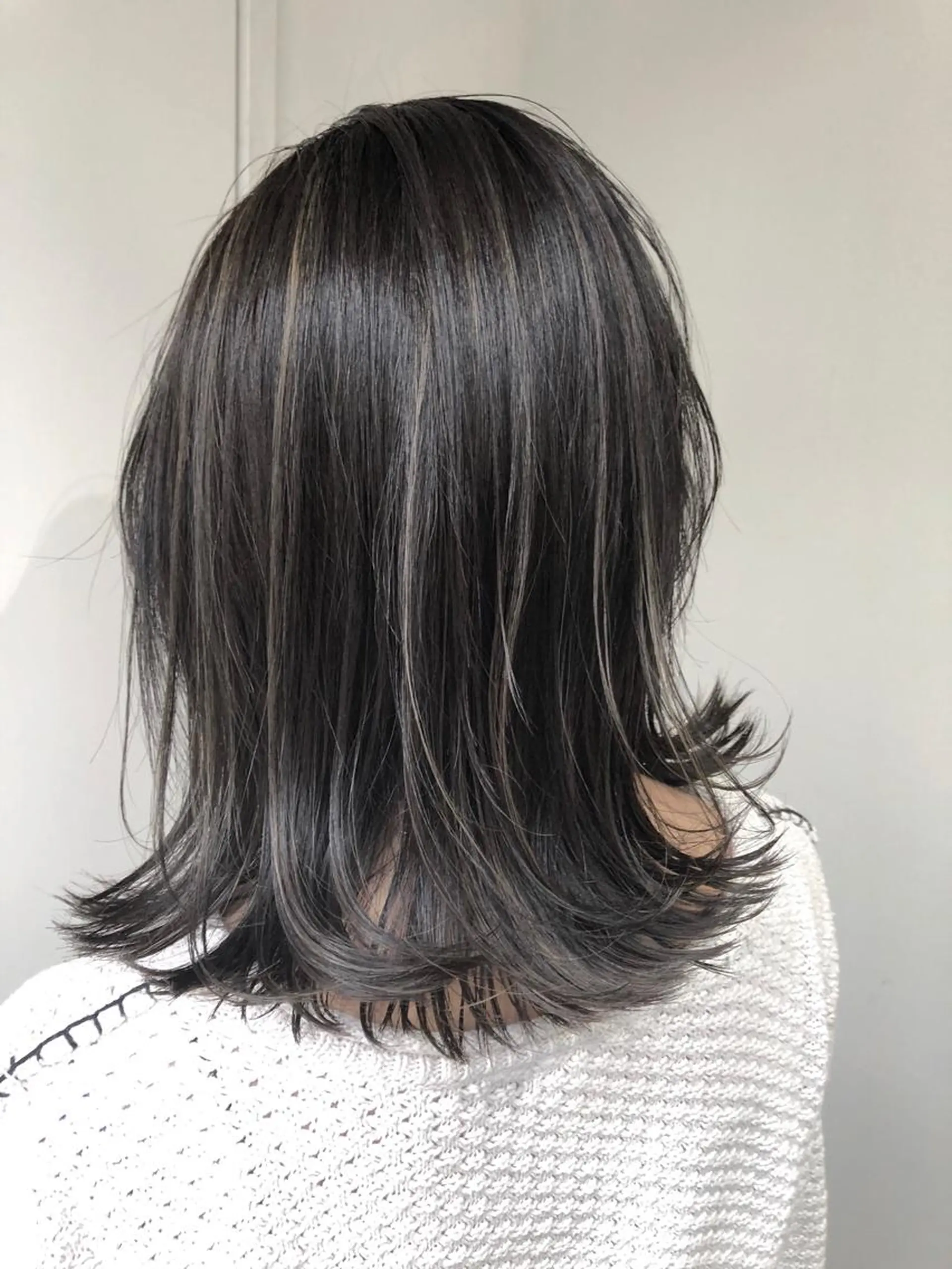 ミディアム カラー ヘアアレンジ ハイライトカラー ハイライト かきあげバング 白髪ぼかしハイライト バレイヤージュヤマトのヘアスタイル