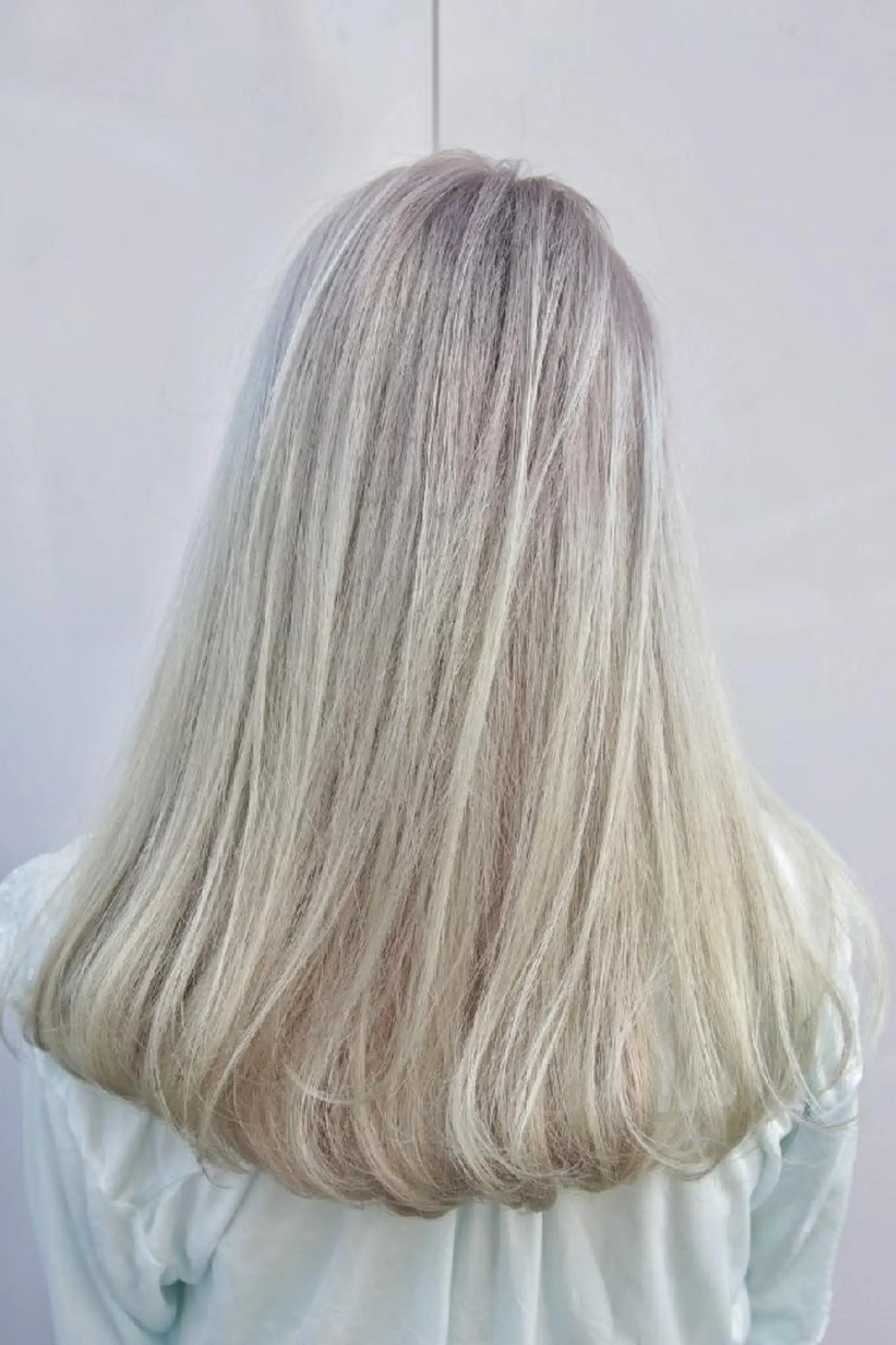 セミロング カラー ブリーチ 艶髪✨ハイトーン ✨ホワイト✨北宗一郎のヘアスタイル