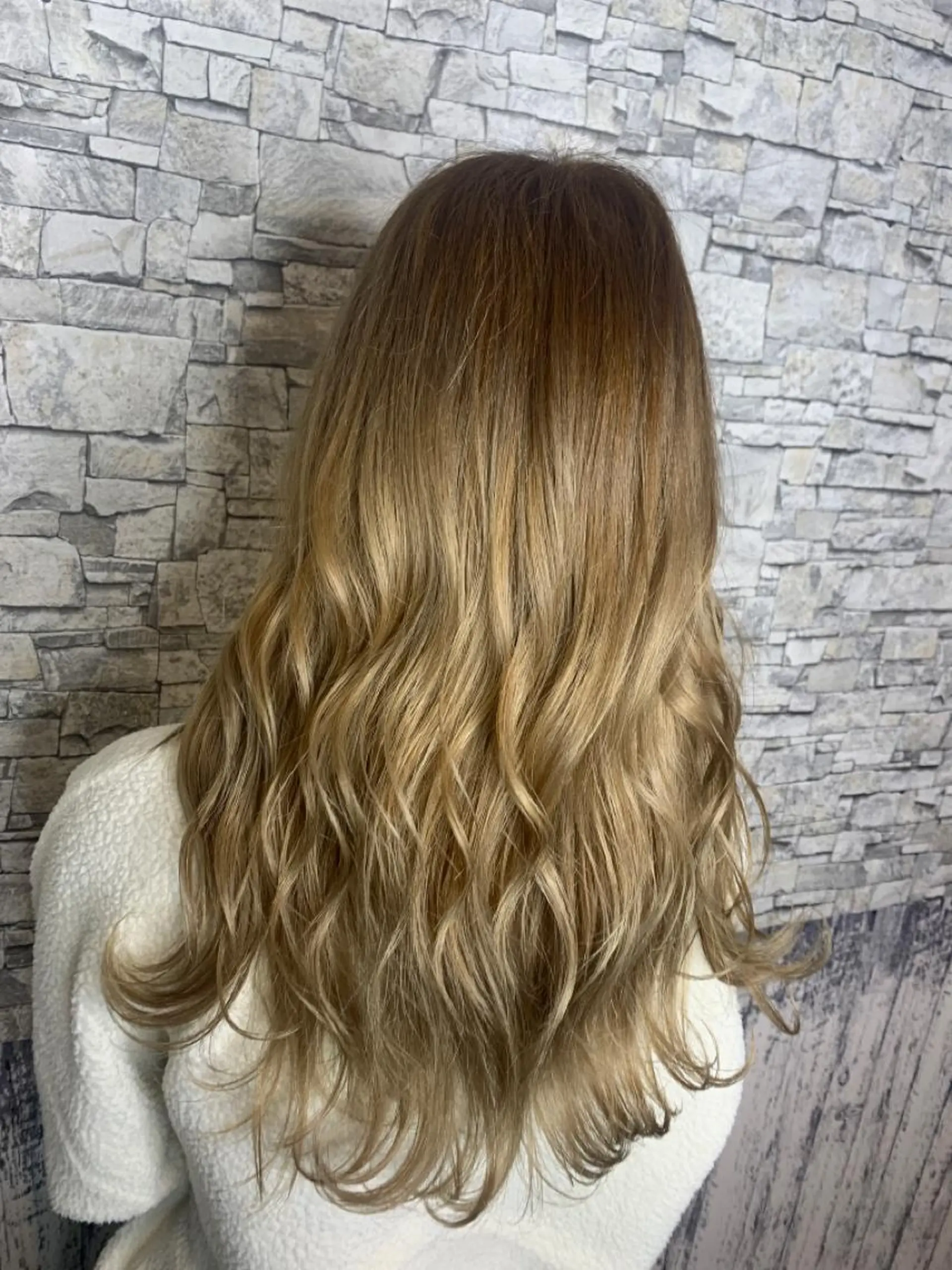 ロング Lilly 中谷友里のヘアスタイル