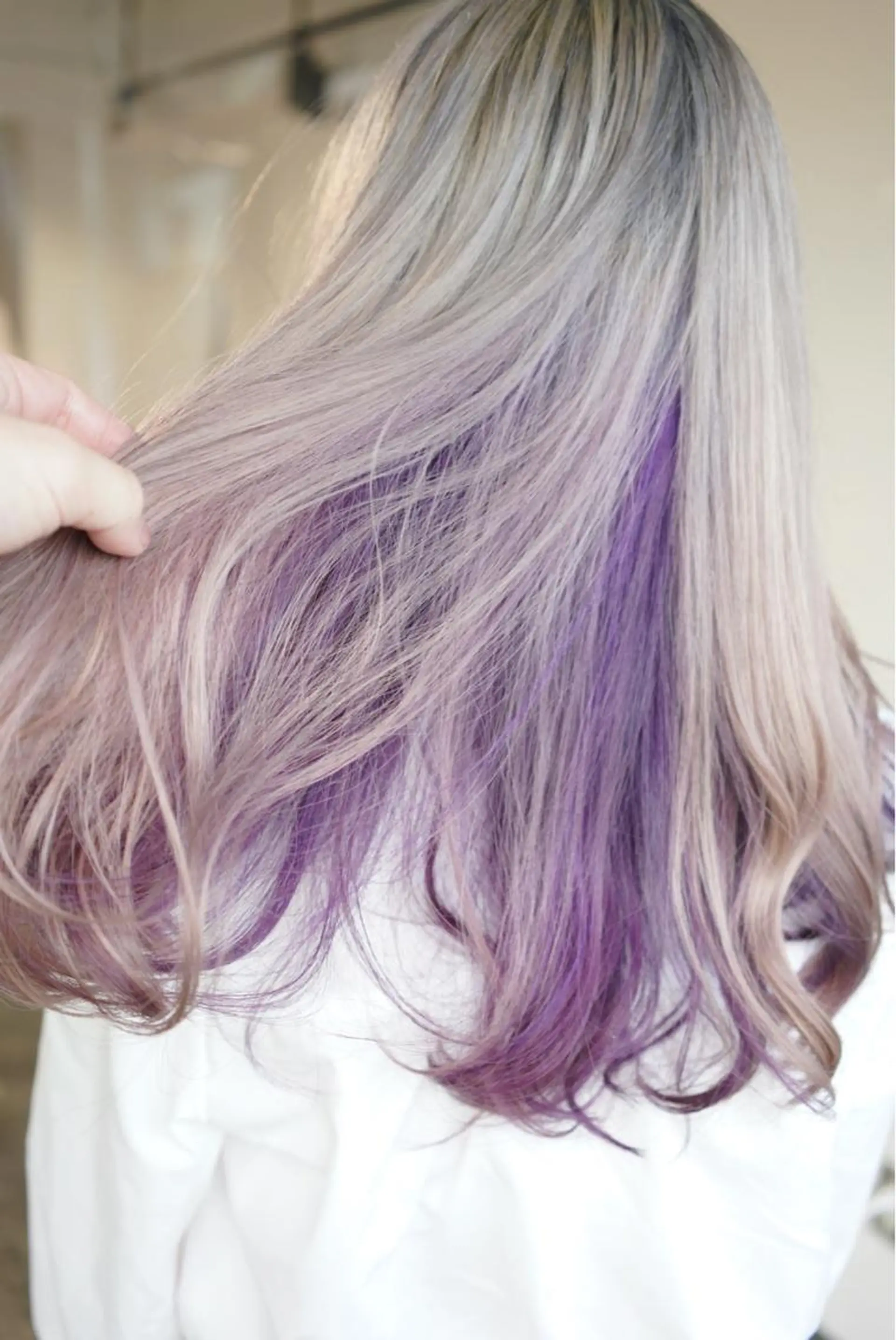 ロング カラー ベージュカラー インナーカラー パープルカラー ホワイトベージュ ヘアカラー トリートメント ハイトーン/レイヤー /ケアブリーチ石川治のヘアスタイル