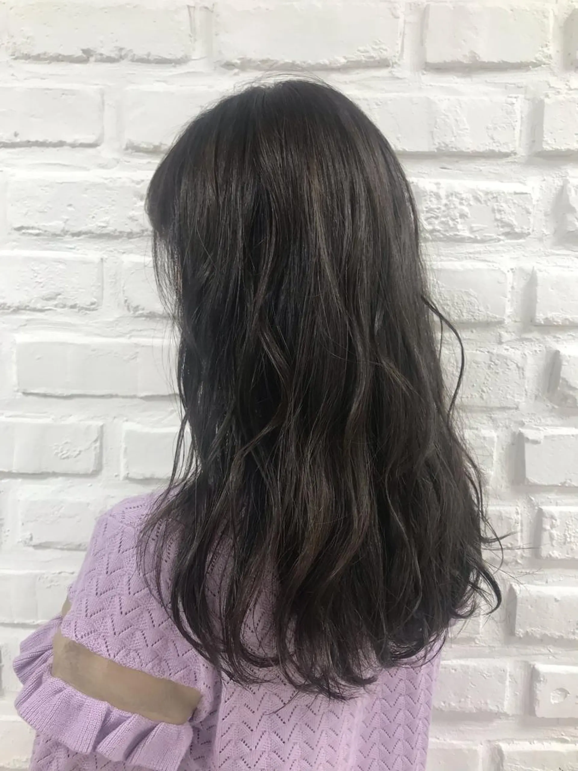 ロング カラー 透明感カラー グレージュ ハイライトカラー イルミナカラー シルバー 【暖色カラー特化】 中山由梨のヘアスタイル