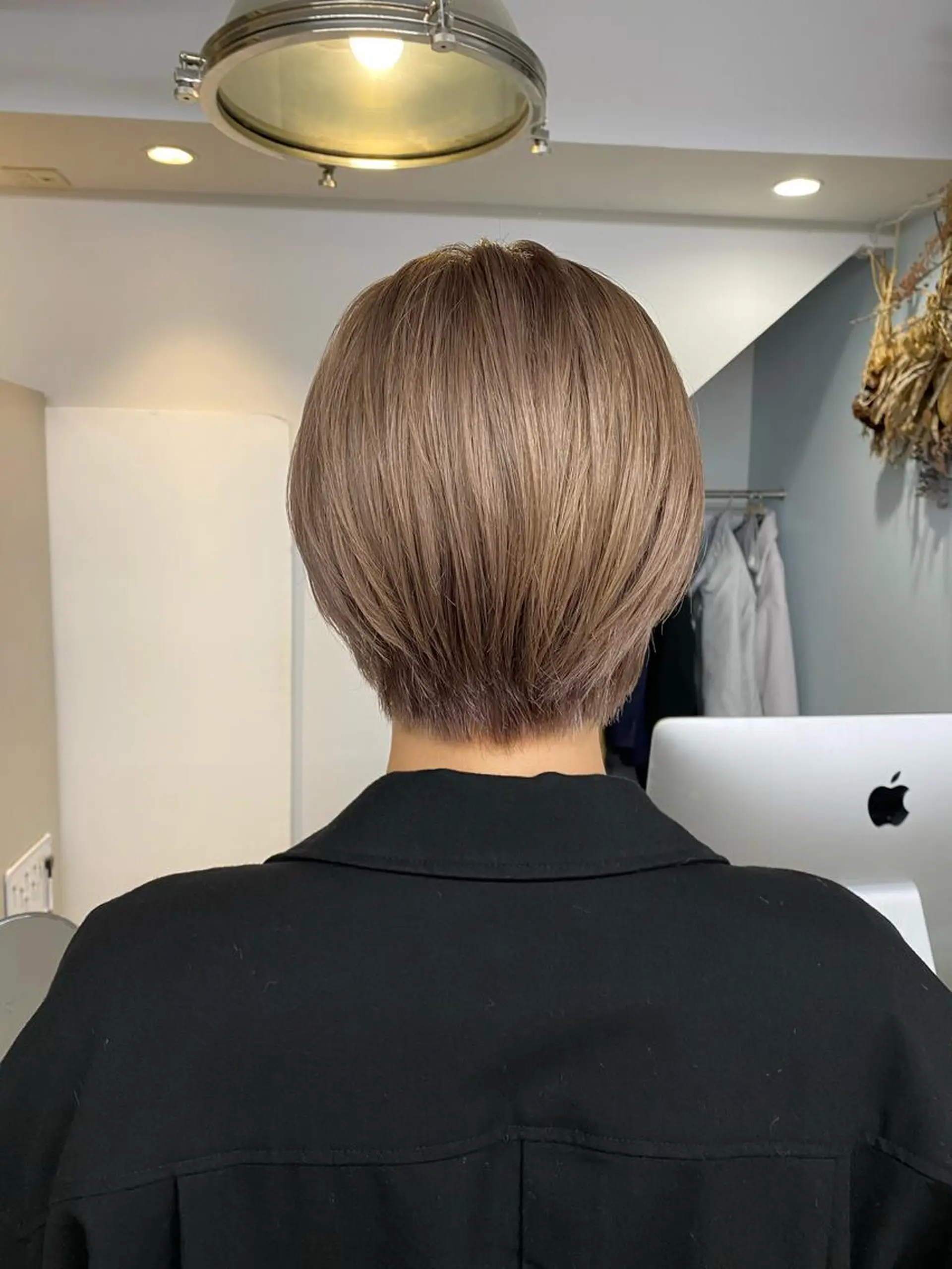 ショート カラー ハンサムショート ベージュカラー ミルクティーベージュ ショートヘア カット トリートメント Flamme Annaのヘアスタイル