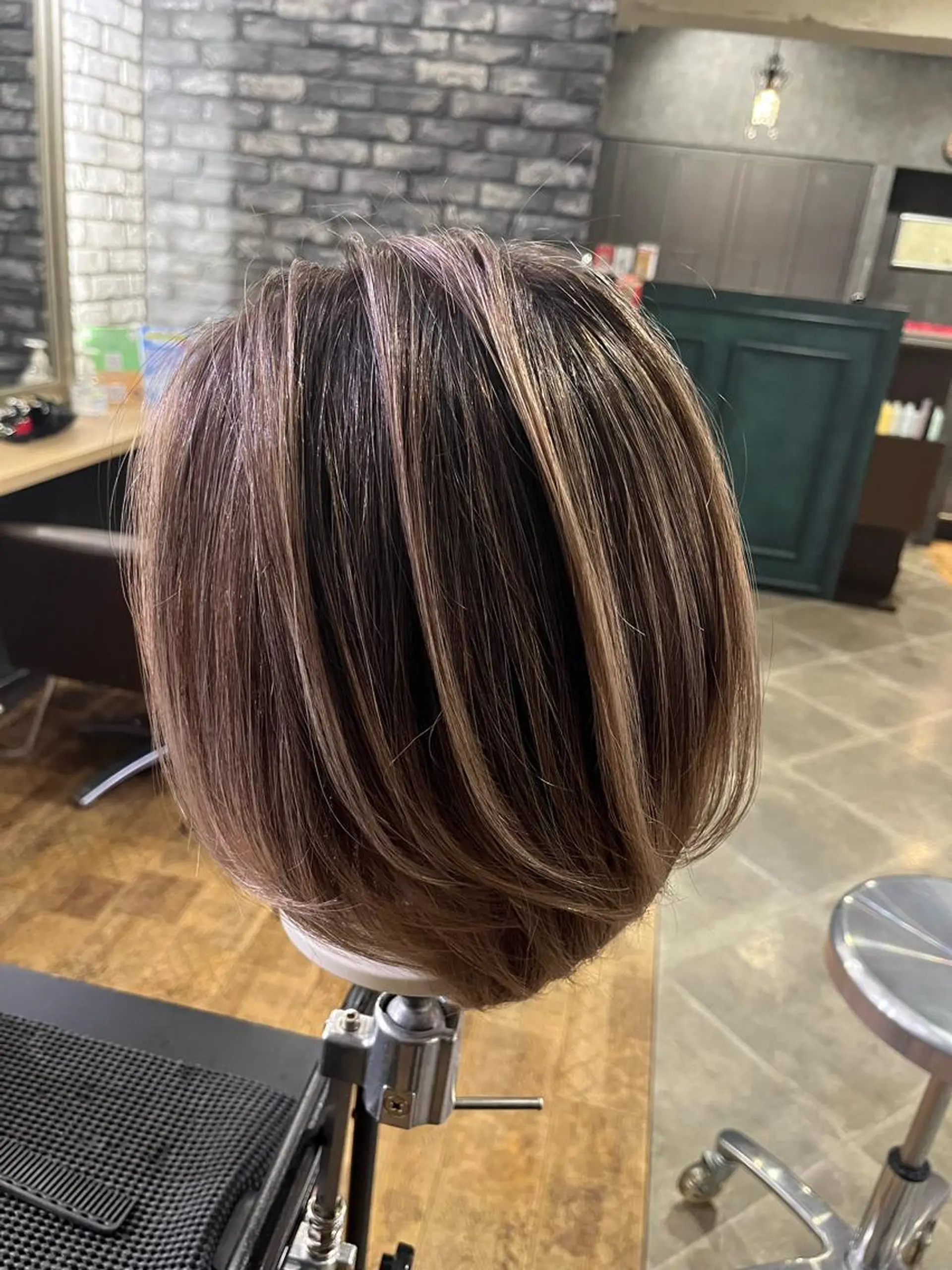 セミロング 近藤 七海／箕面／艶カラーのヘアスタイル