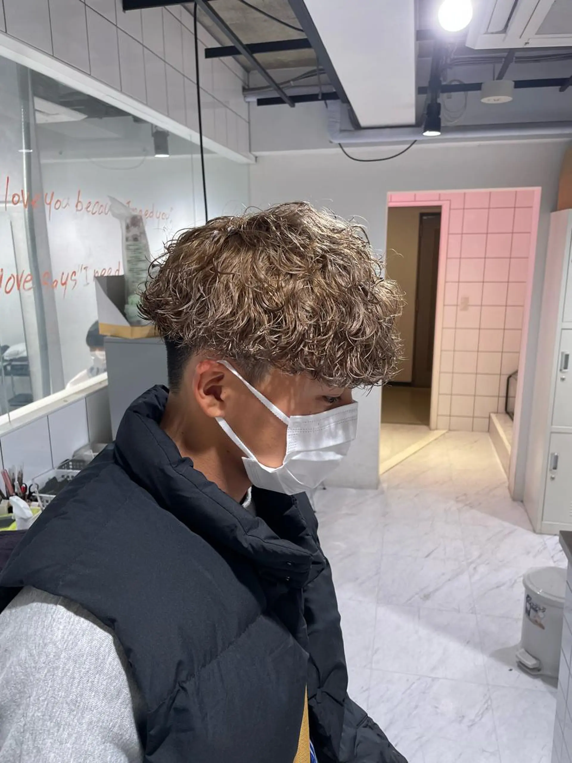 ショート カラー パーマ ヘアアレンジ メンズ アイブロウ センターパート メンズハイライト メンズハイトーン マッシュウルフ マッシュ カット ヘアカラー パーマ トリートメント ヘッドスパ ヘアセット スパイキー/フェザー /波巻き/かいとのヘアスタイル