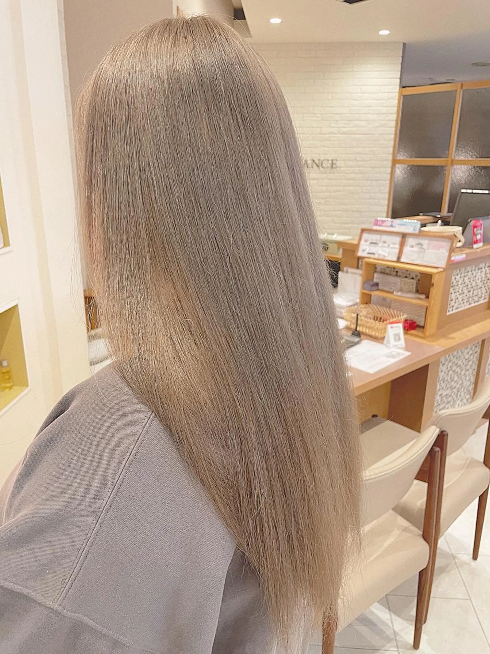 カラー ベージュカラー ハイトーンカラー ハイトーンベージュ レイヤー/くびれ/ 縮毛/チェレ金剛のヘアスタイル