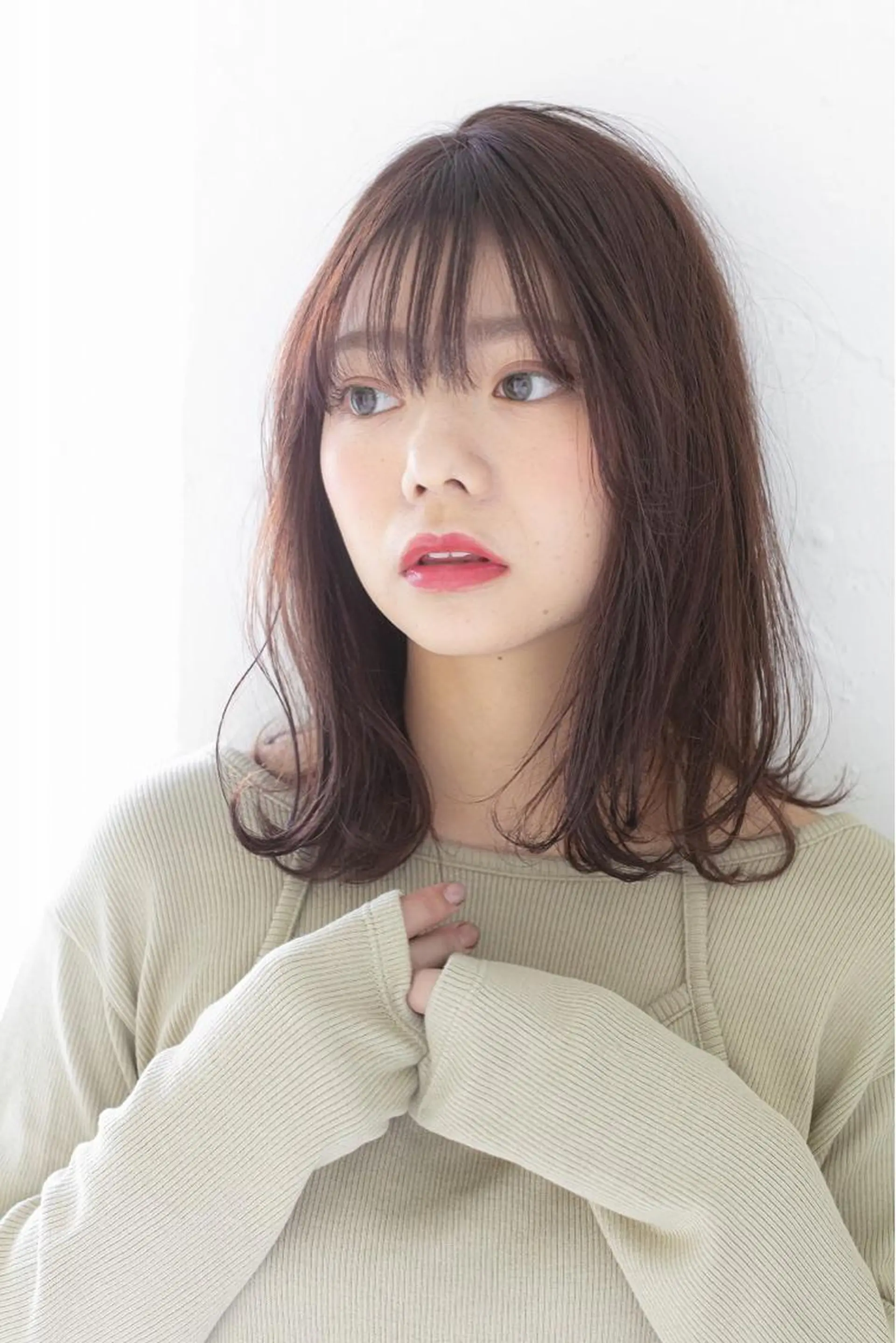 セミロング カラー オリーブ/アッシュ やわらか透明感カラーのヘアスタイル