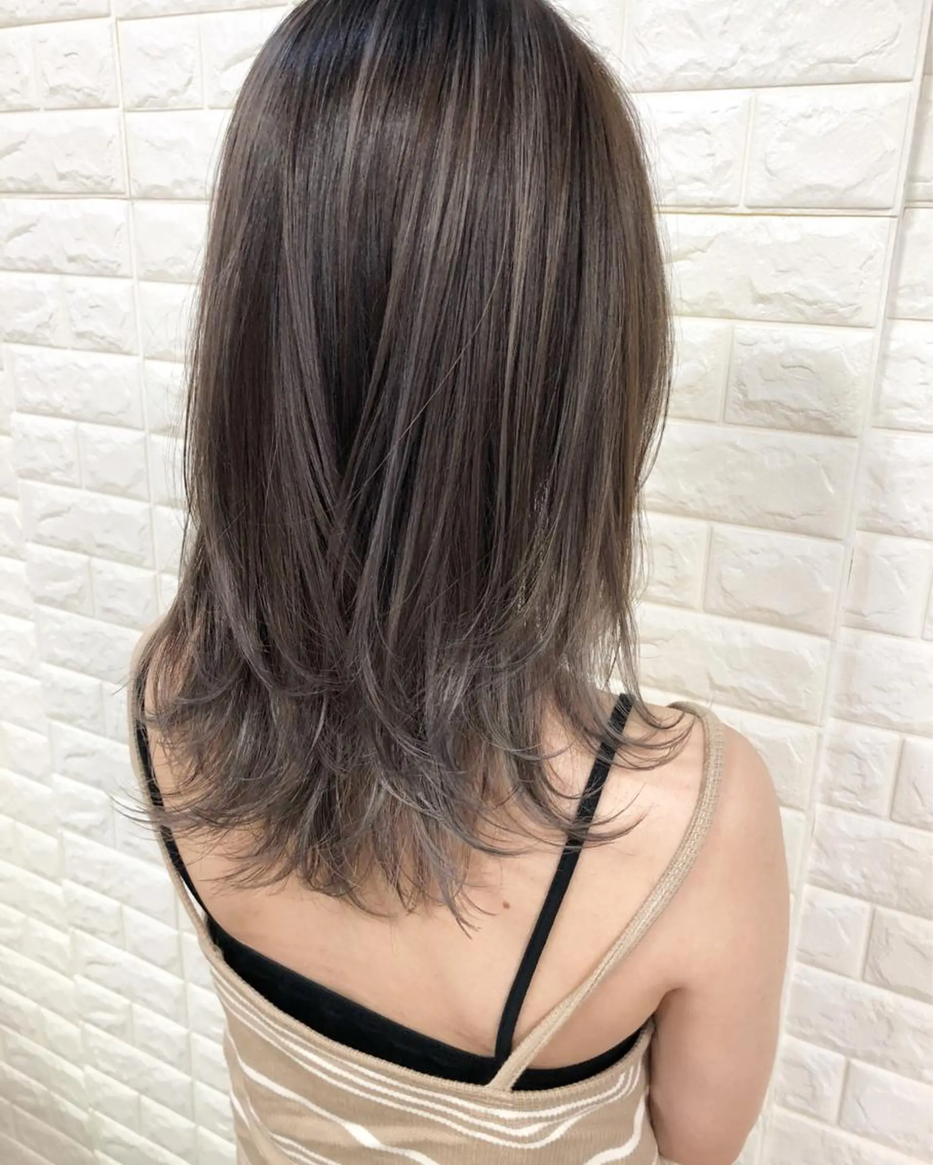 セミロング カラー バレイヤージュ レイヤーカット ヘアカラー トリートメント famille ファミーユのヘアスタイル