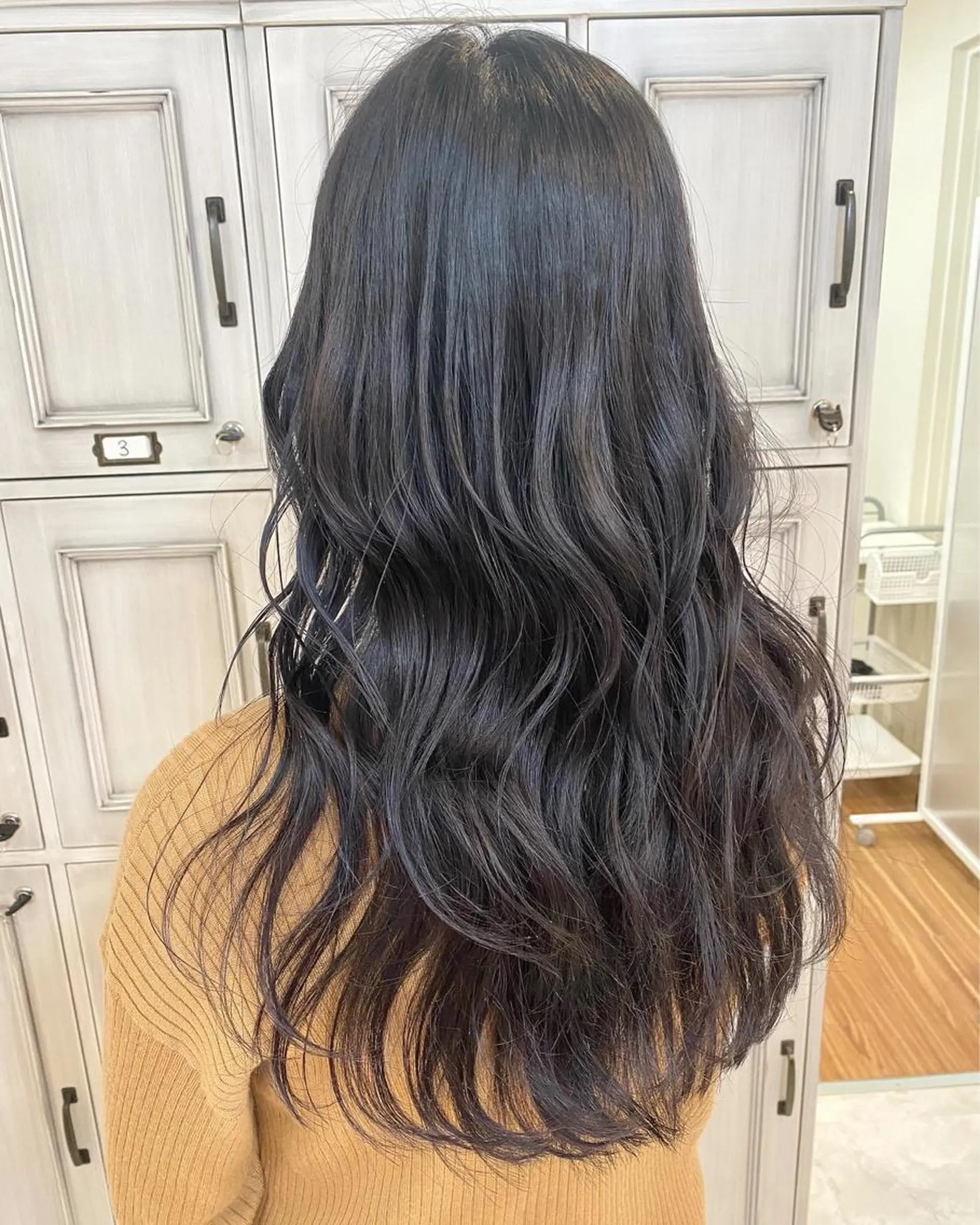 ロング カラー ブリーチ ダークグレー 色ムラ修正の神様 新宿ハイトーンかすみのヘアスタイル