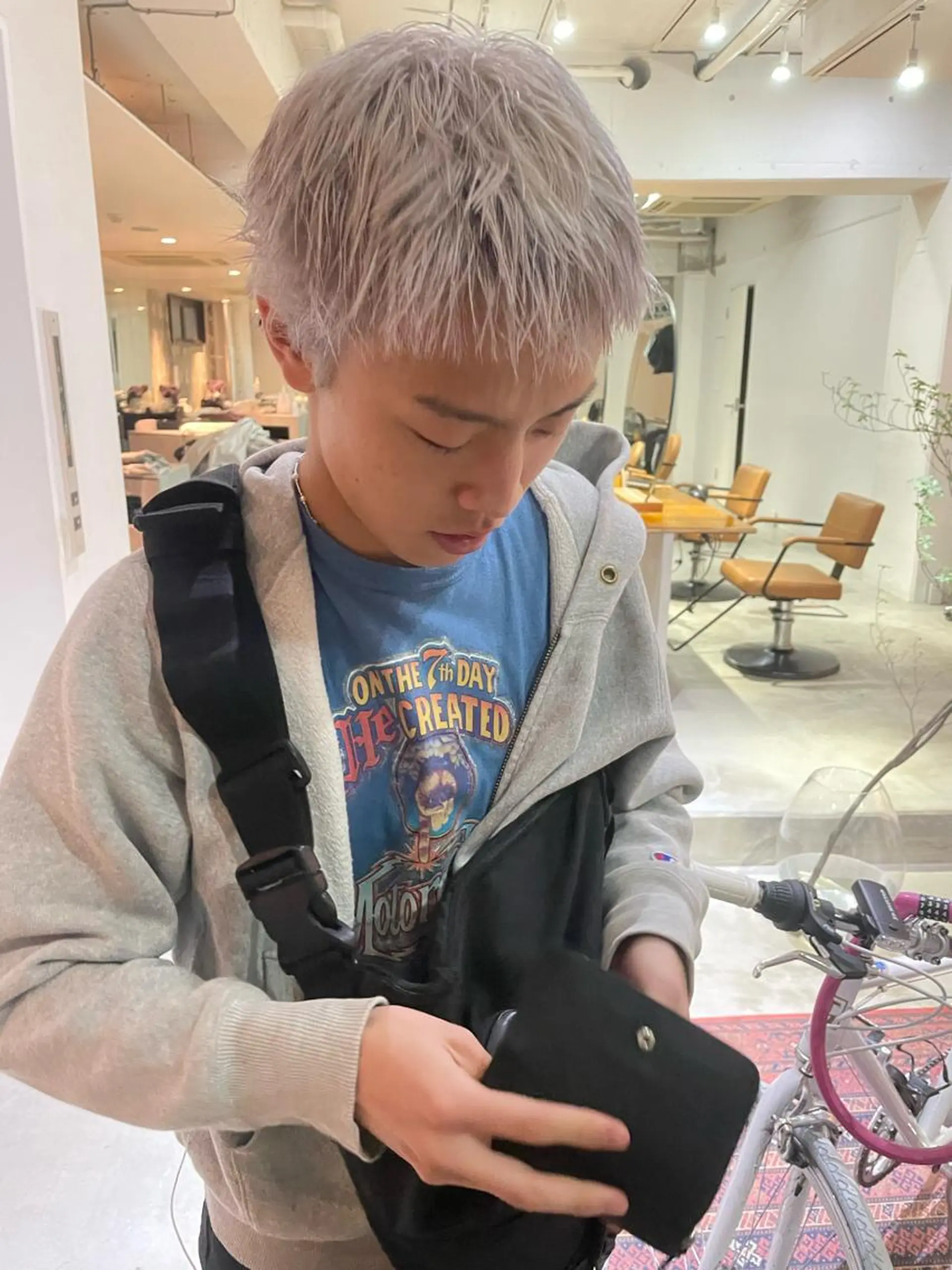 ショート カラー メンズ メンズバレイヤージュ メンズブリーチ センターパート フェードカット メンズハイライト ヘアカラー トリートメント ヘアセット スパイラルパーマ 🌐hina⭐️のヘアスタイル