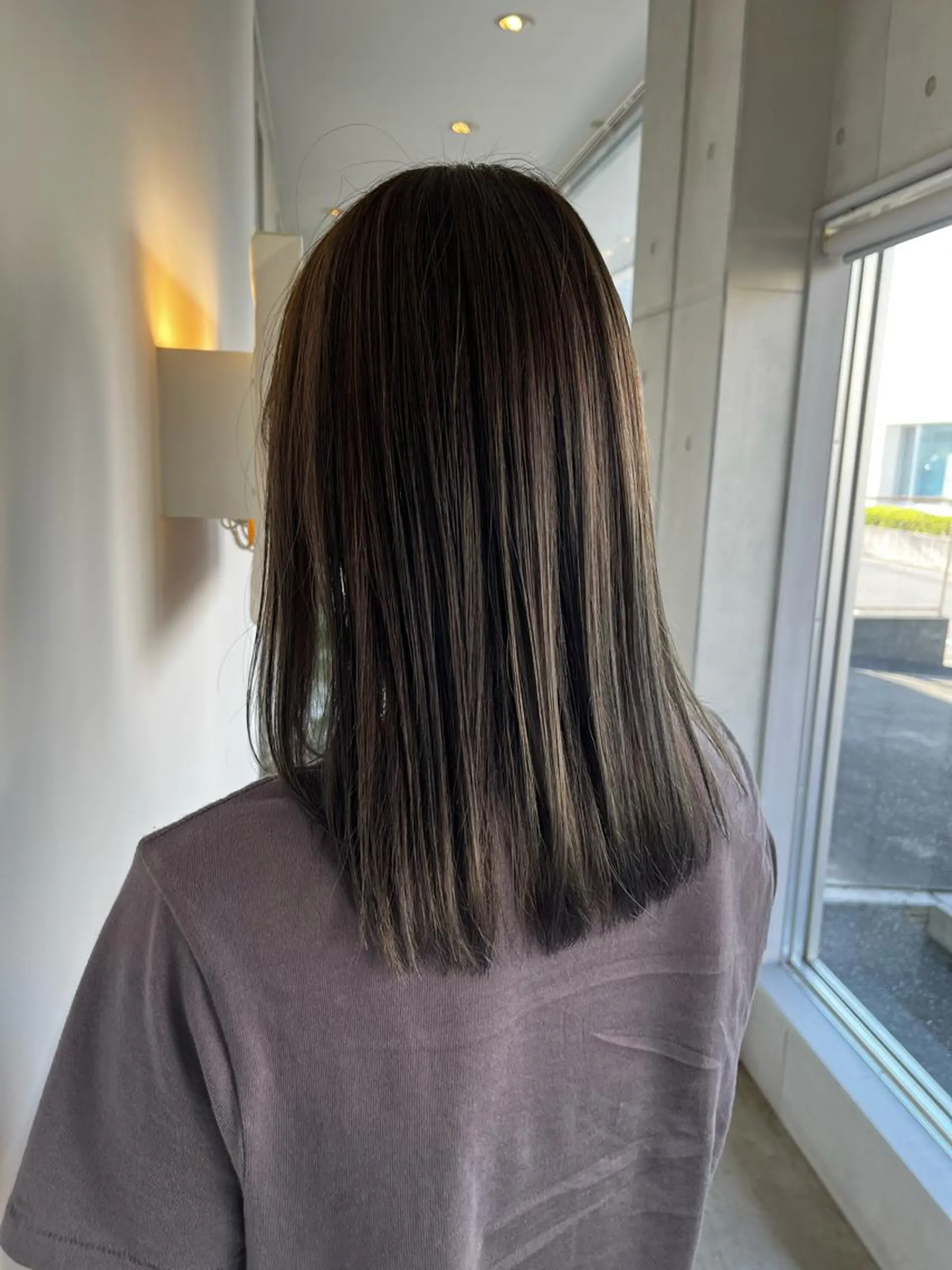 ミディアム アッシュ おせ ちさとのヘアスタイル