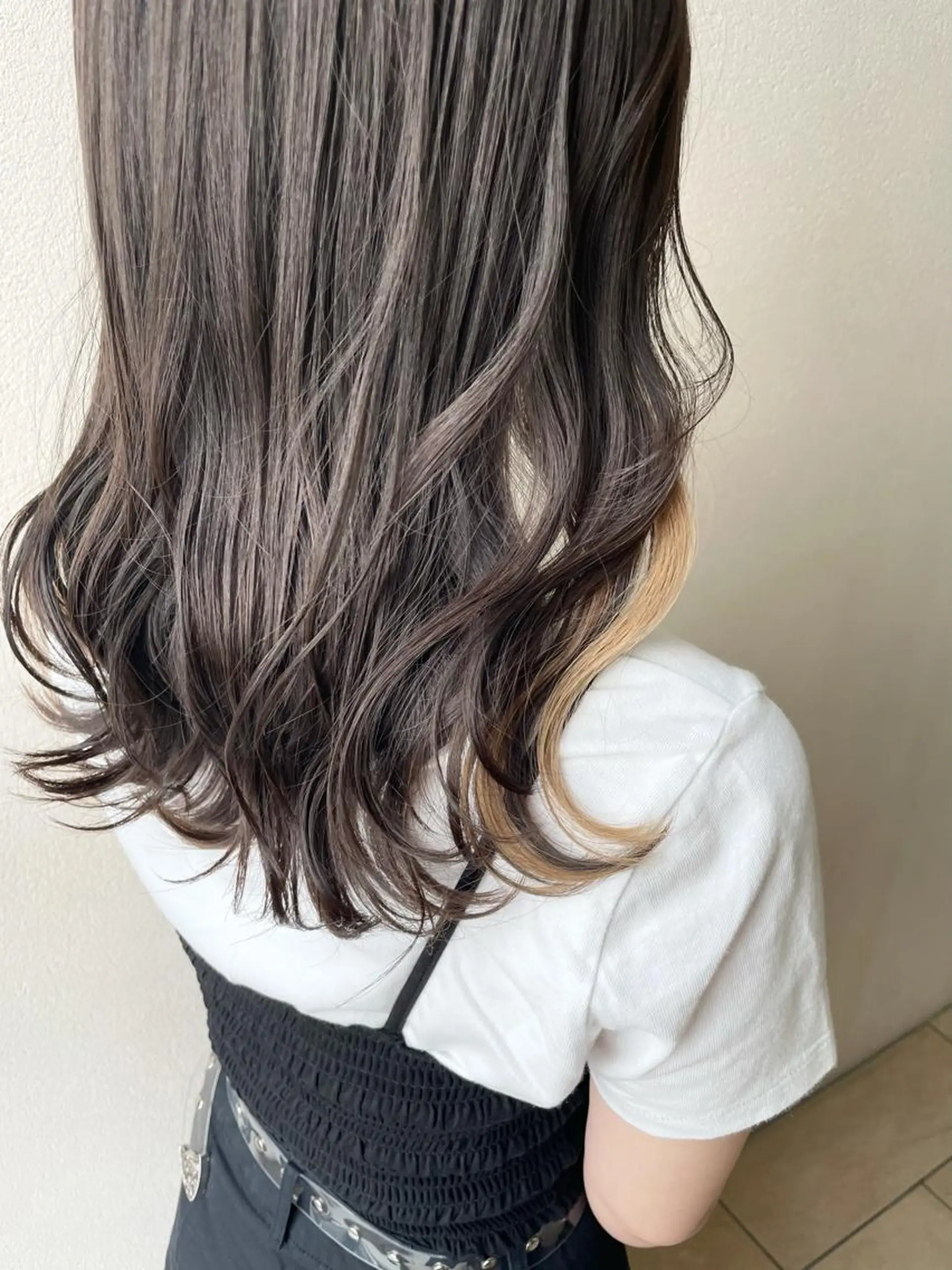 セミロング カラー アッシュ アッシュグレー ベージュカラー イヤリングカラー 沢田 瞳のヘアスタイル