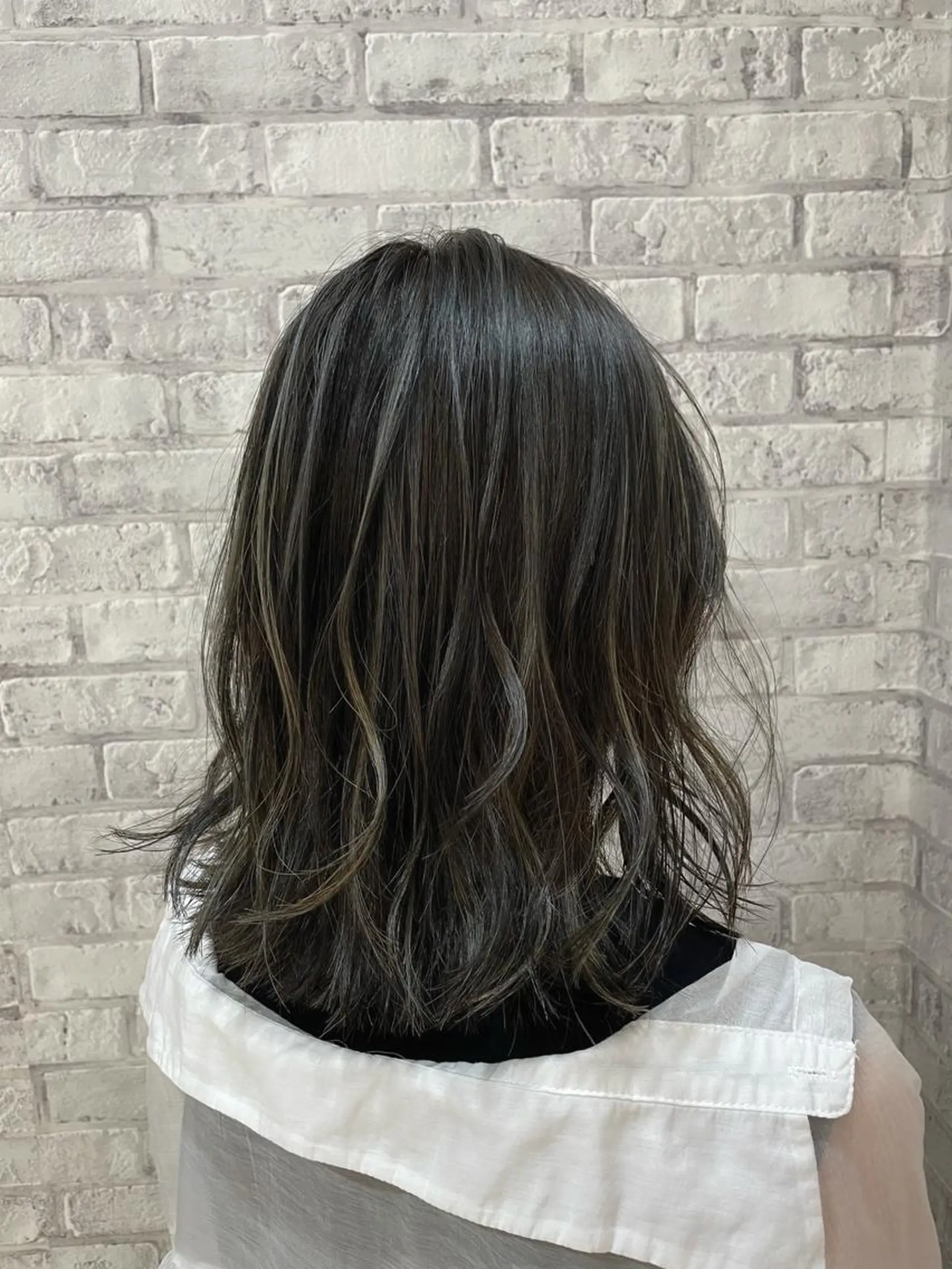 ミディアム カラー ヘアアレンジ ブリーチ グレージュ ハイライトカラー ボブ ハイライト ヘアカラー トリートメント 秋山 幸太のヘアスタイル