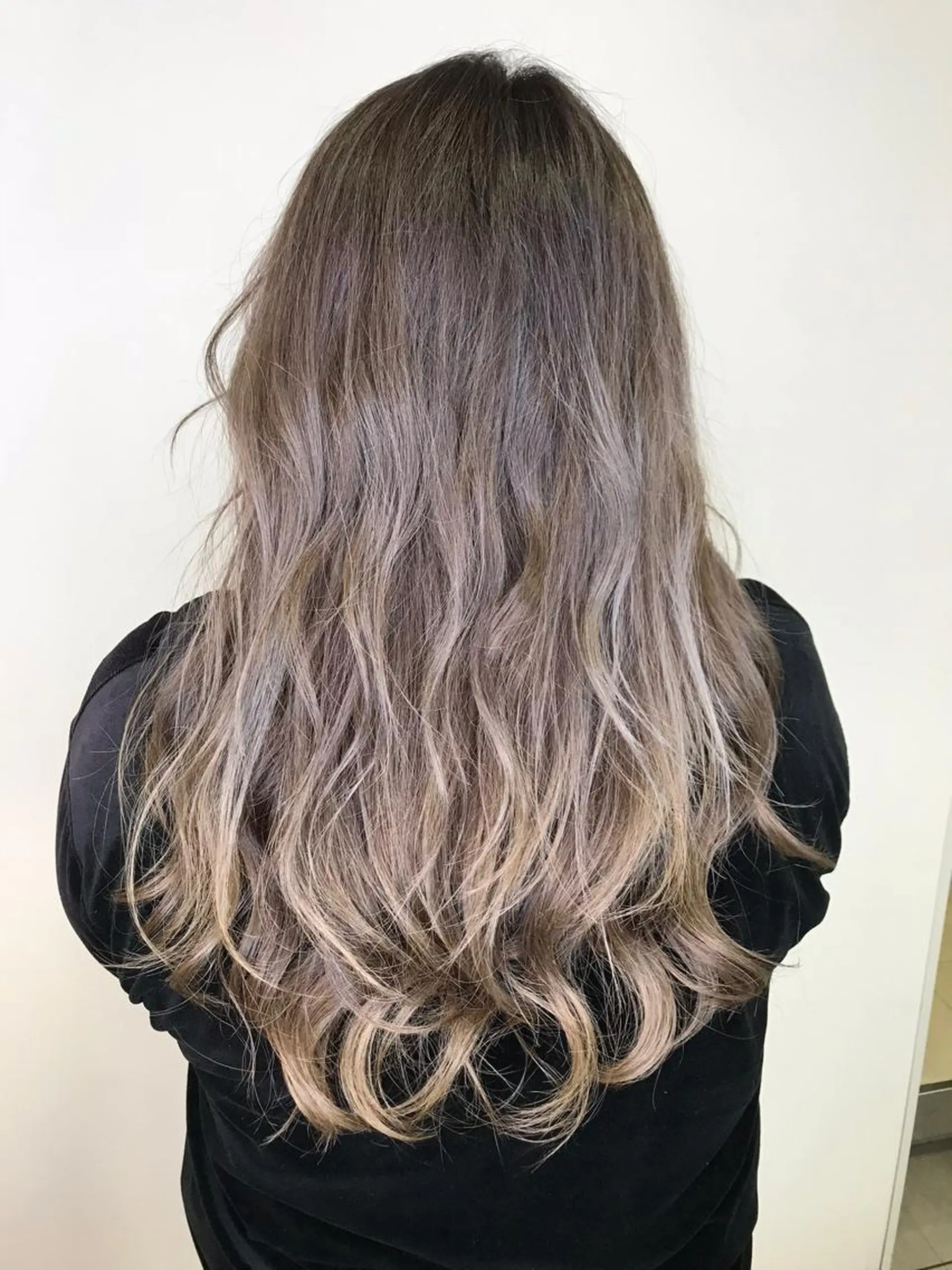 ロング カラー バレイヤージュ ブリーチ グラデーションカラー ハイライトカラー イルミナカラー ヘアカラー トリートメント Miru by INCE HAIRのヘアスタイル