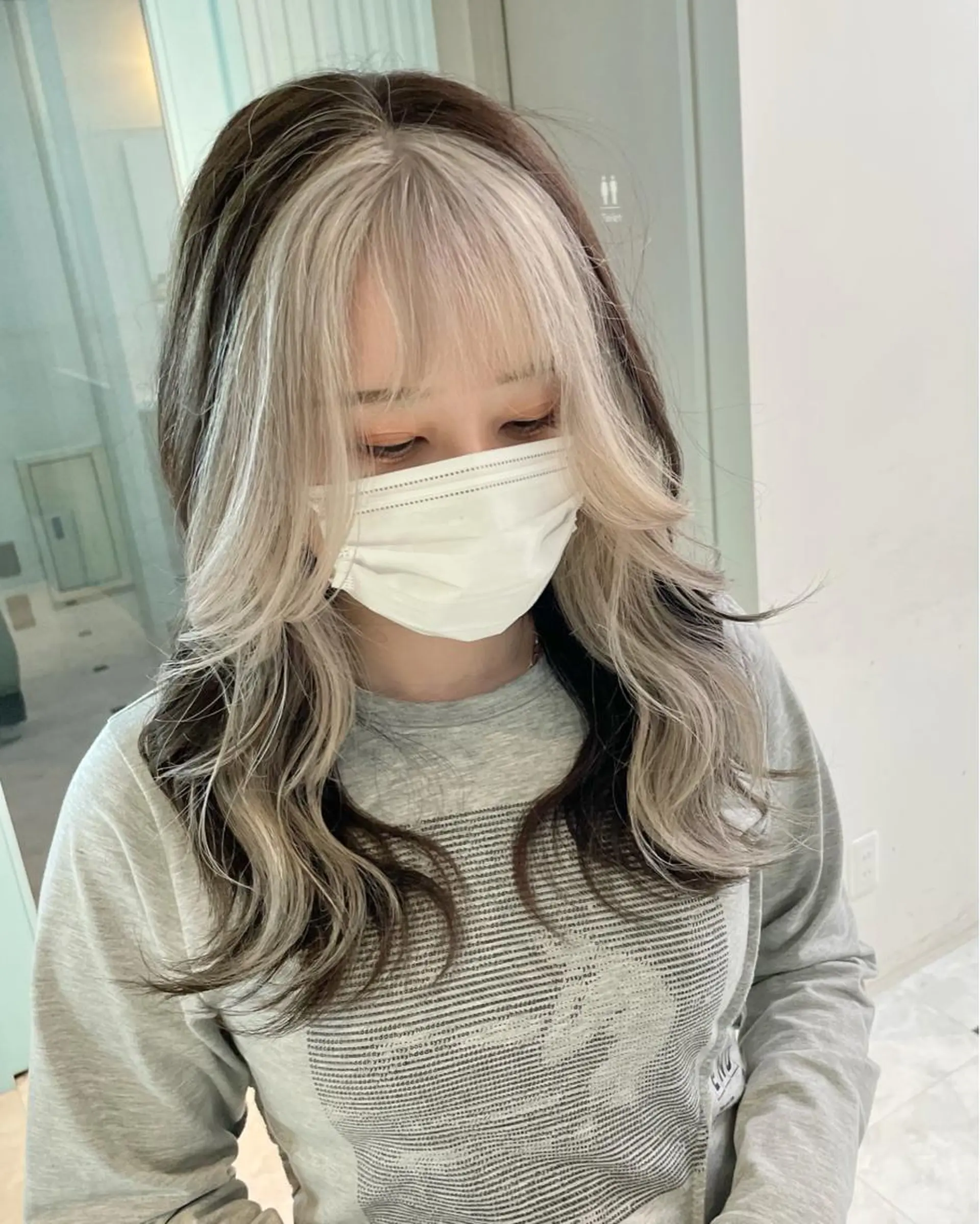 セミロング カラー 🩵ハイトーン 美咲🩵のヘアスタイル