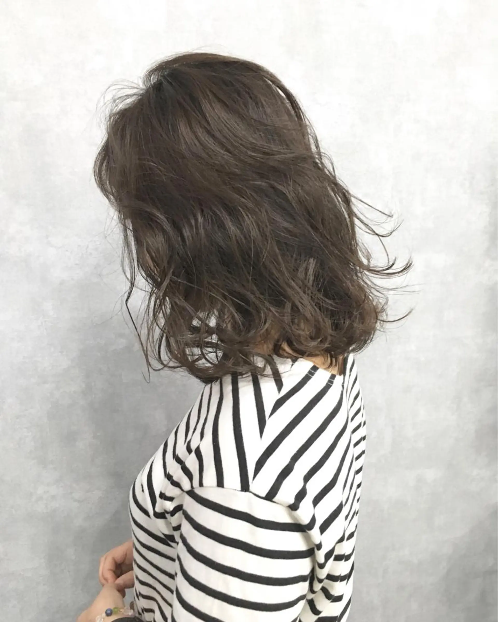 ミディアム カラー グレージュ ハイライトカラー ハイライト レイヤーカット BLend 渋谷のヘアスタイル